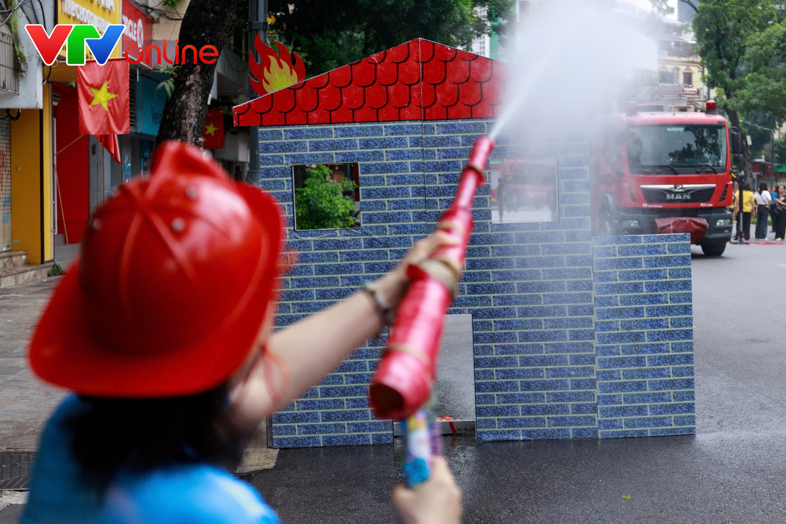Người dân hào hứng trải nghiệm chữa cháy, cứu nạn tại Hồ Gươm - Ảnh 25.