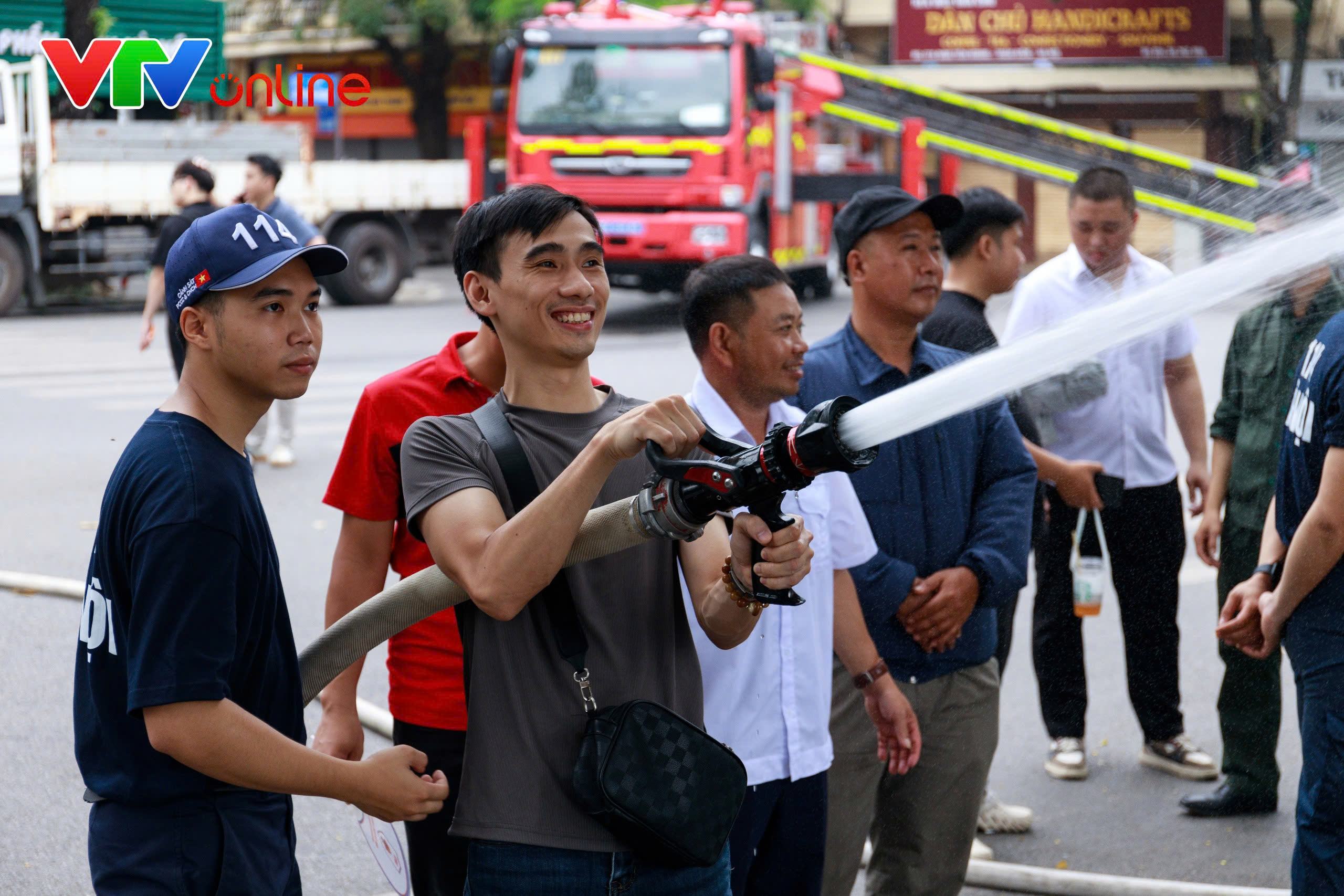 Người dân hào hứng trải nghiệm chữa cháy, cứu nạn tại Hồ Gươm - Ảnh 9.