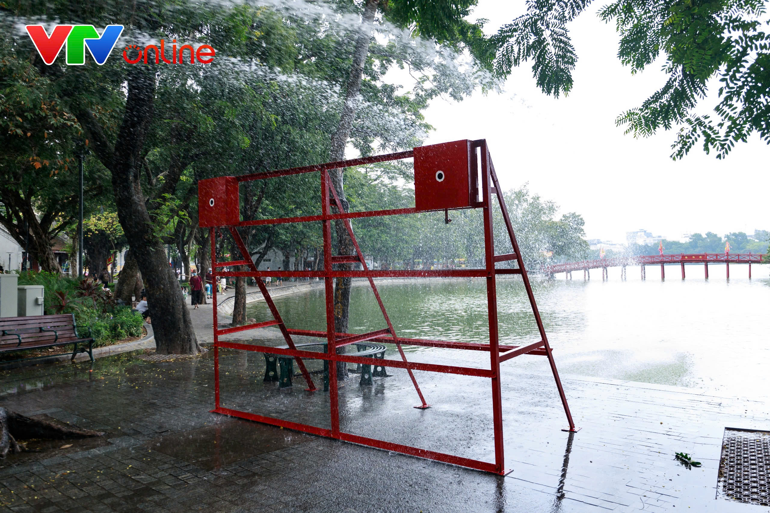 Người dân hào hứng trải nghiệm chữa cháy, cứu nạn tại Hồ Gươm - Ảnh 13.