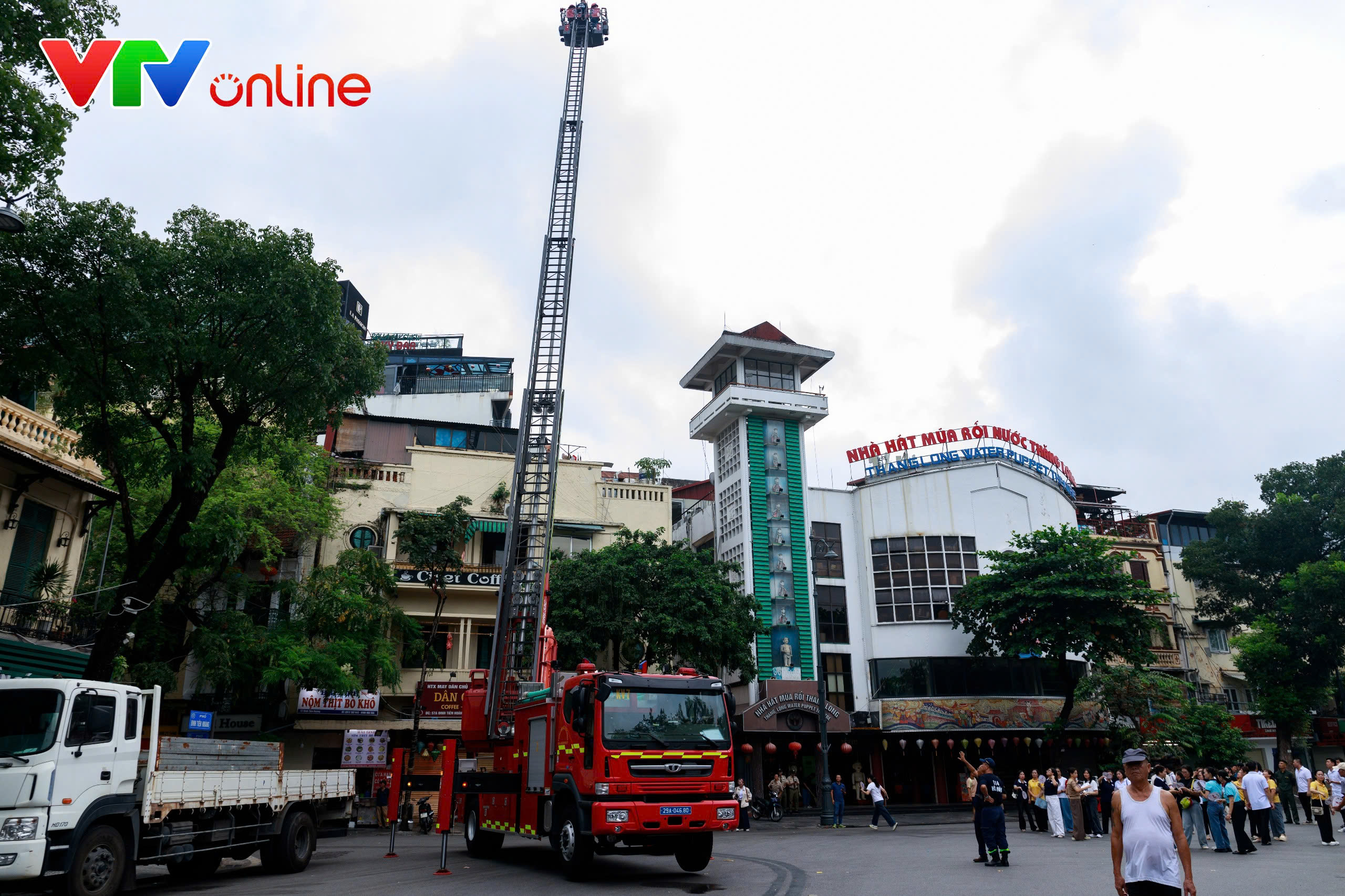 Người dân hào hứng trải nghiệm chữa cháy, cứu nạn tại Hồ Gươm - Ảnh 2.