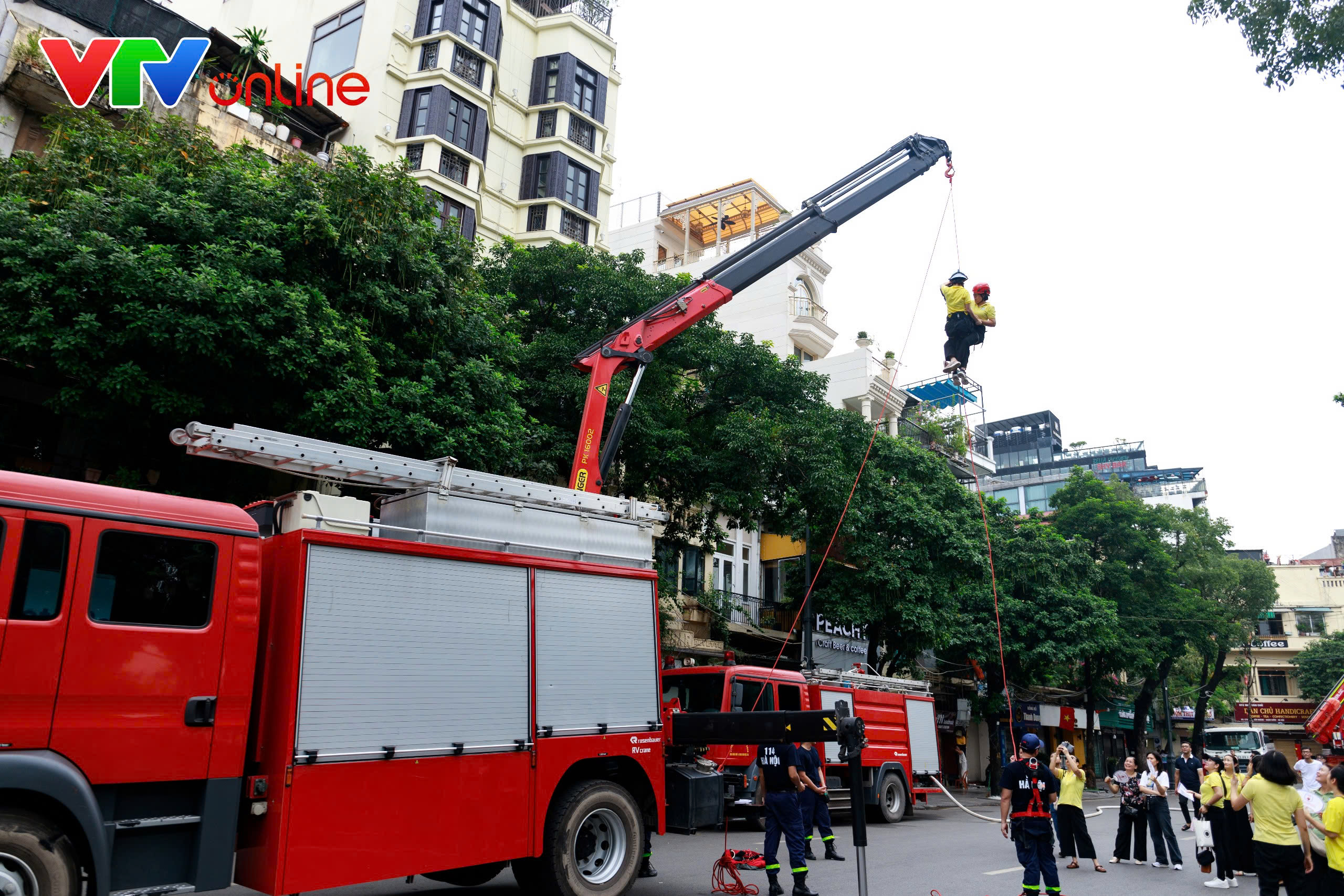 Người dân hào hứng trải nghiệm chữa cháy, cứu nạn tại Hồ Gươm - Ảnh 4.