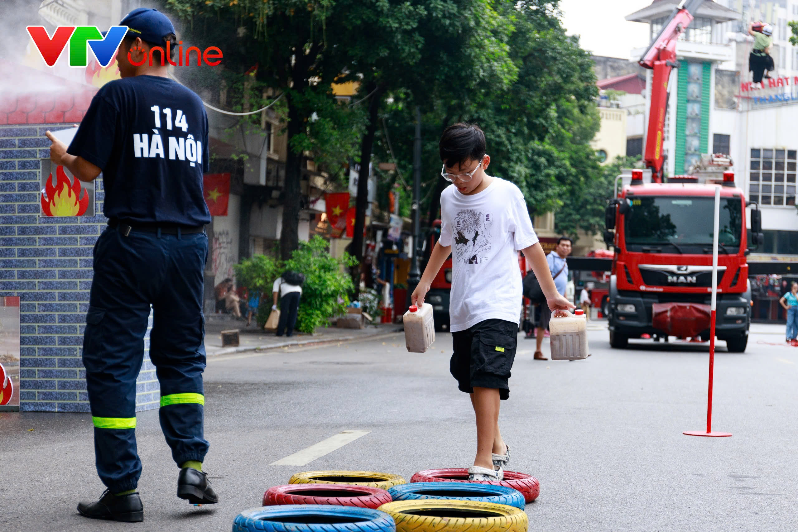 Người dân hào hứng trải nghiệm chữa cháy, cứu nạn tại Hồ Gươm - Ảnh 17.