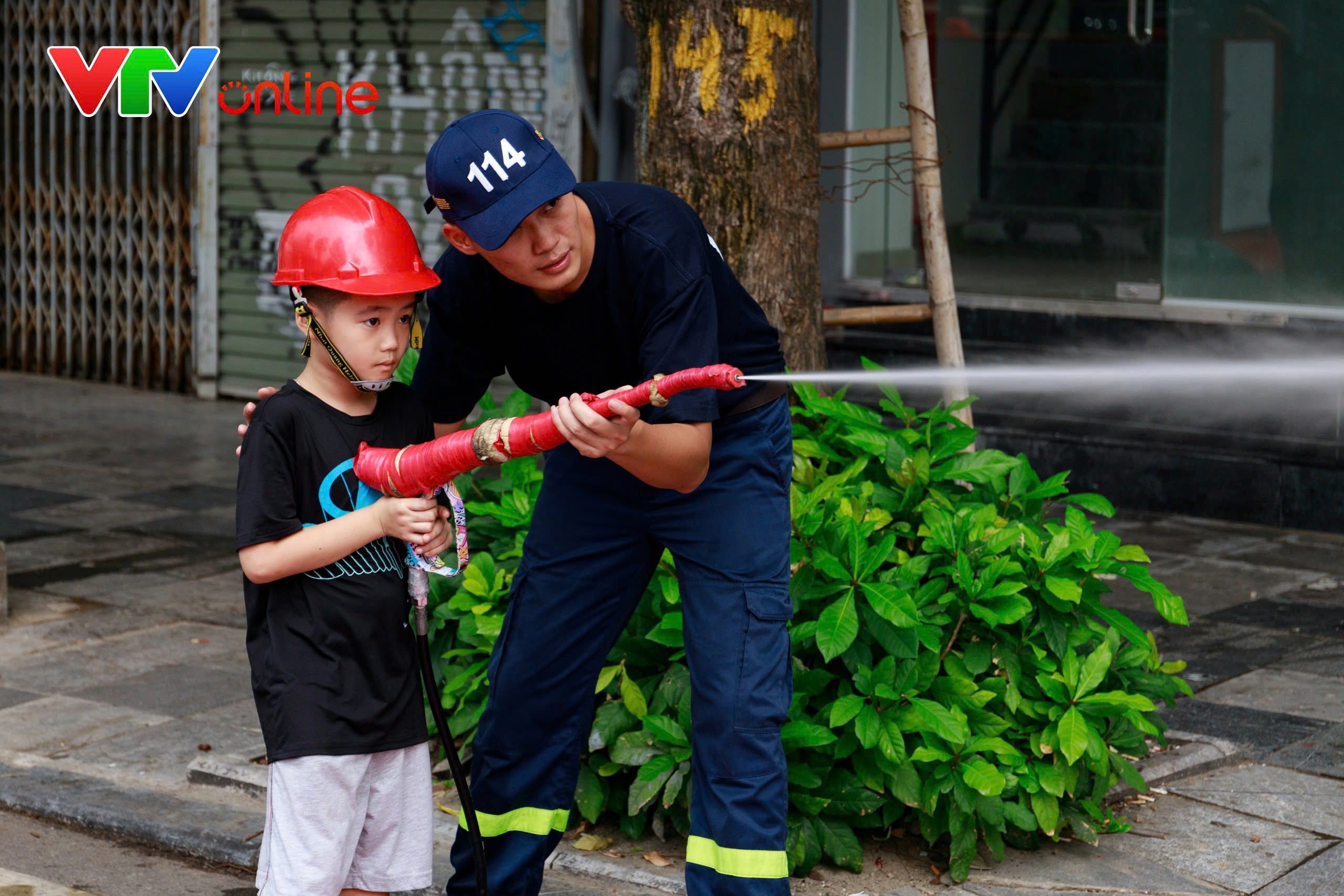 Người dân hào hứng trải nghiệm chữa cháy, cứu nạn tại Hồ Gươm - Ảnh 12.