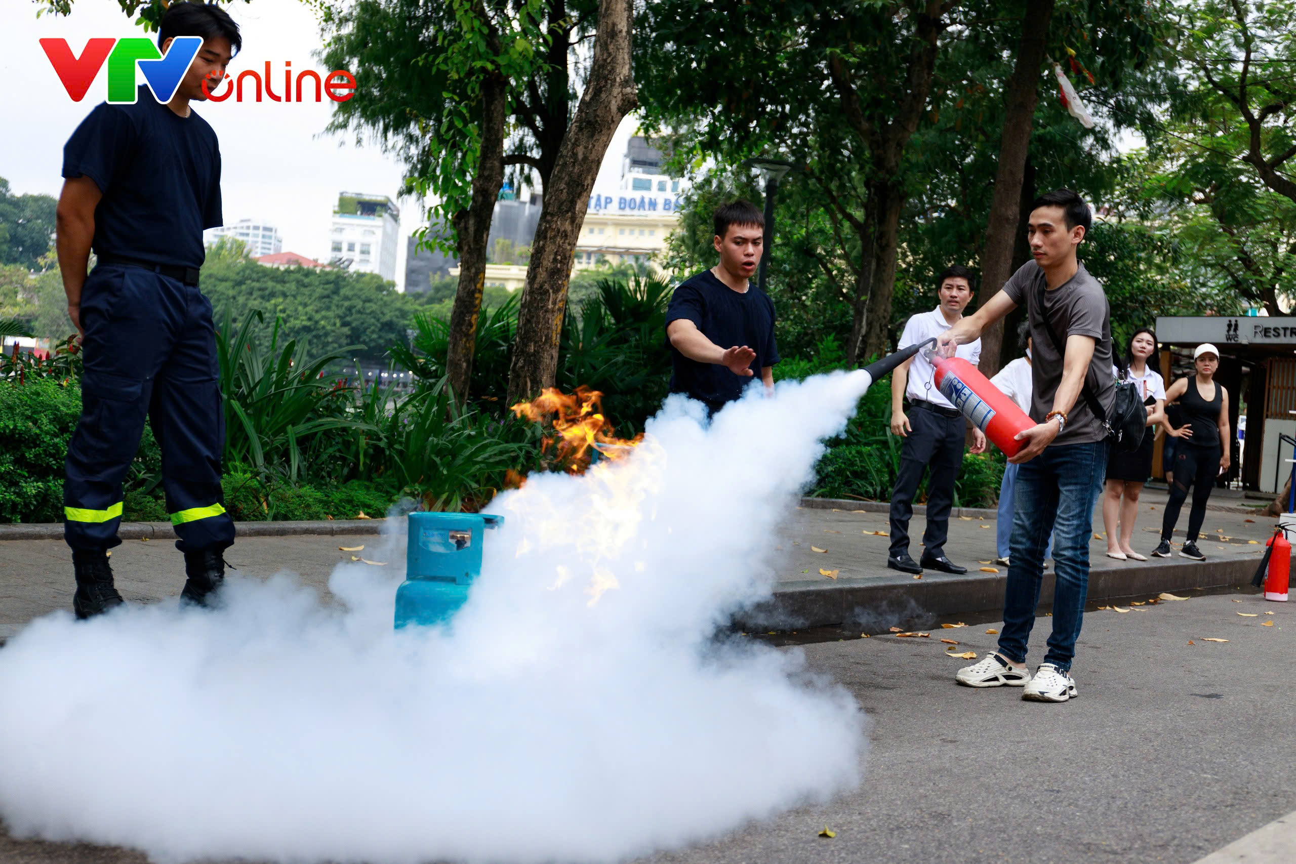 Người dân hào hứng trải nghiệm chữa cháy, cứu nạn tại Hồ Gươm - Ảnh 11.
