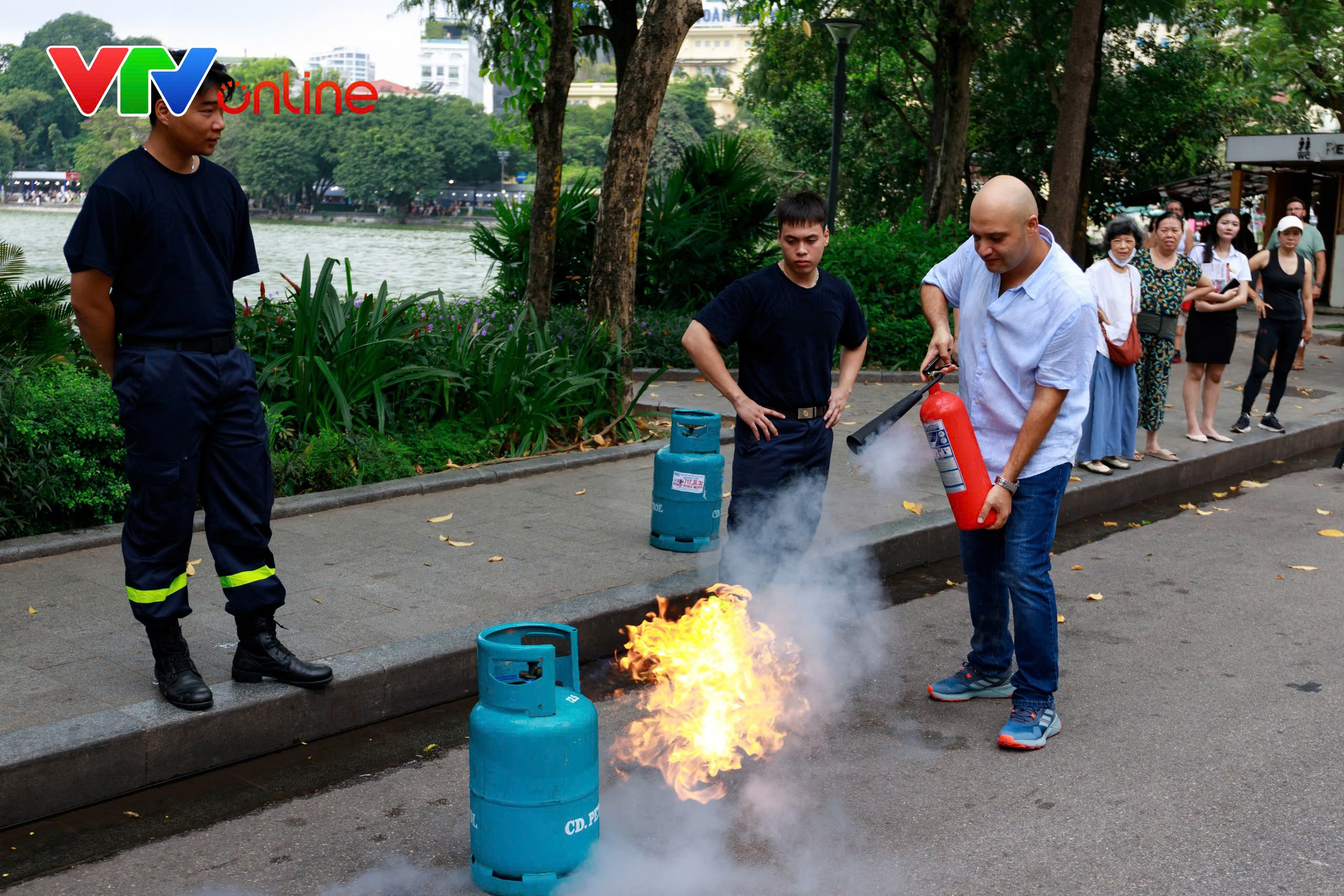 Người dân hào hứng trải nghiệm chữa cháy, cứu nạn tại Hồ Gươm - Ảnh 6.