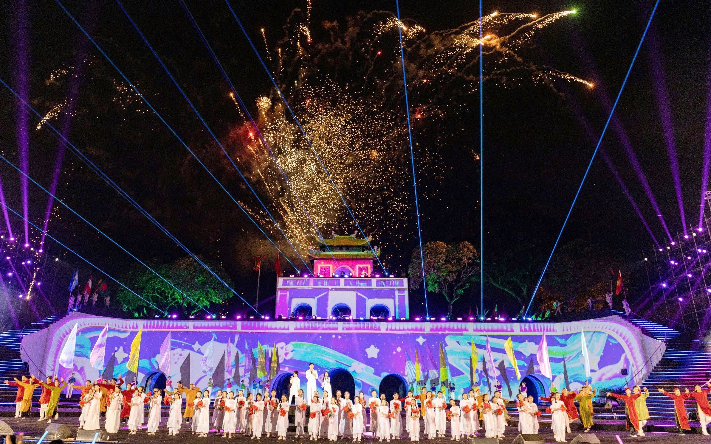 H&igrave;nh ảnh ấn tượng của Bế mạc Lễ hội Văn h&oacute;a Thế giới tại H&agrave; Nội 2026 - Ảnh 23.