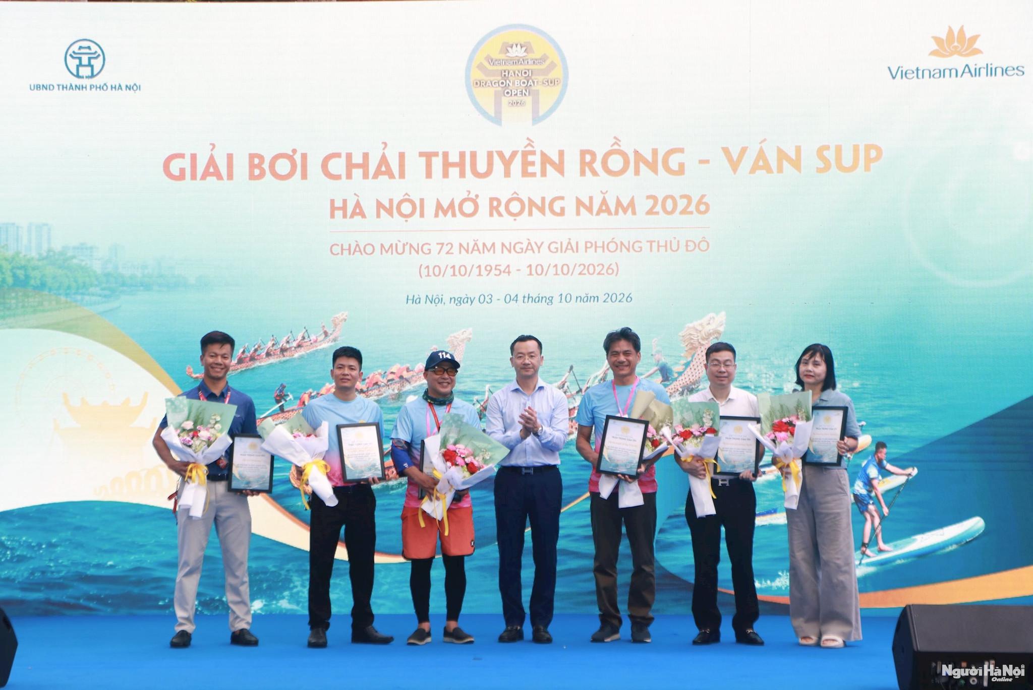 Các VĐV tranh tài sôi nổi ở Giải Bơi chải Thuyền rồng và Ván SUP Hà Nội- Ảnh 2. img_3895.jpg