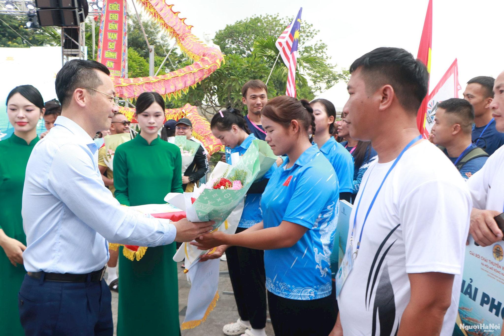 Các VĐV tranh tài sôi nổi ở Giải Bơi chải Thuyền rồng và Ván SUP Hà Nội- Ảnh 4. img_3920.jpg