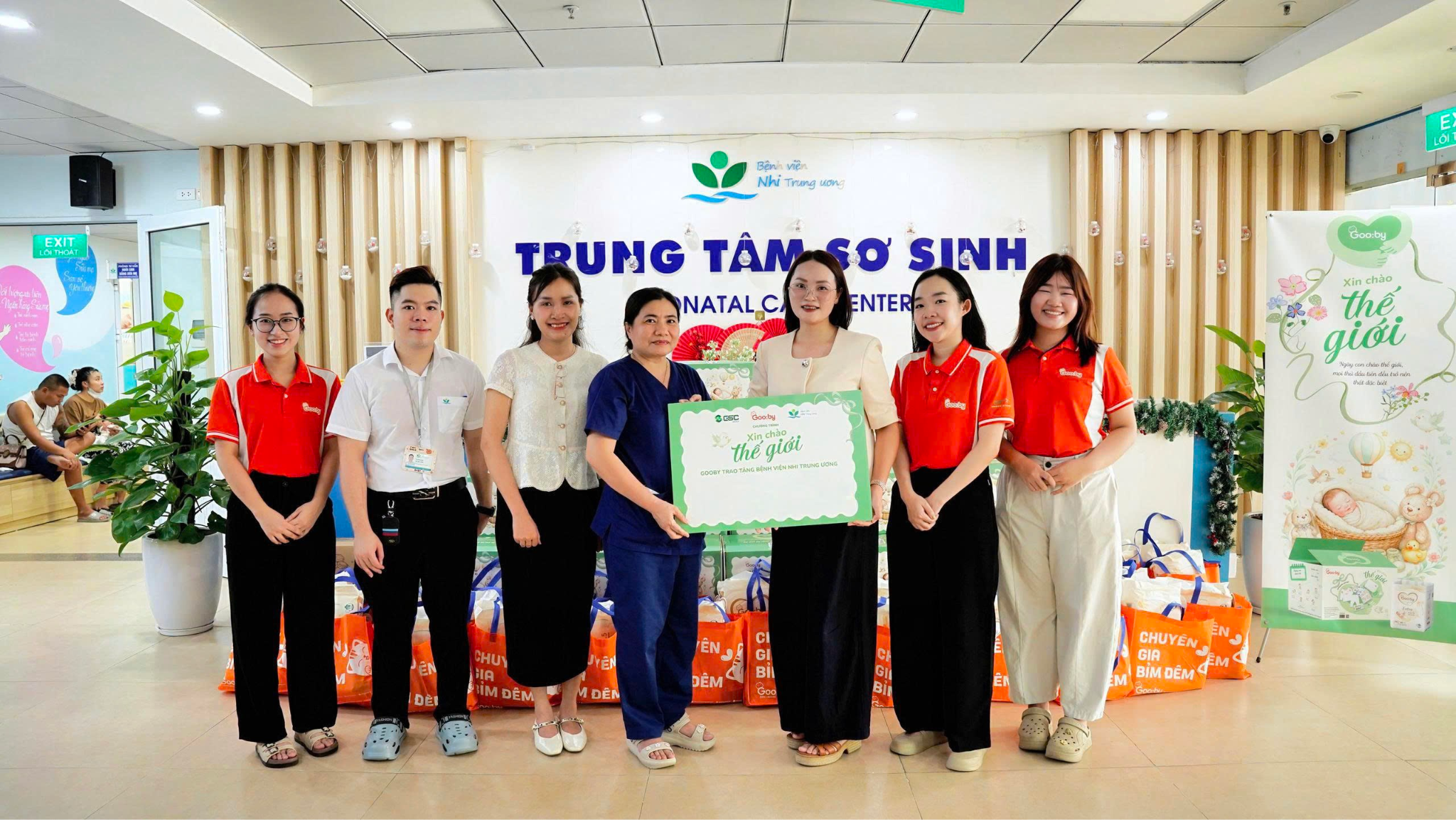 Gooby trao 70 phần qu&agrave; tới c&aacute;c gia đ&igrave;nh tại Bệnh viện Nhi Trung ương- Ảnh 1.