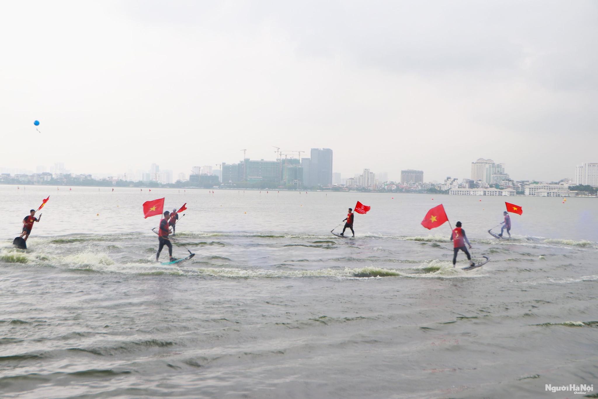 Các VĐV tranh tài sôi nổi ở Giải Bơi chải Thuyền rồng và Ván SUP Hà Nội- Ảnh 6. img_3934.jpg