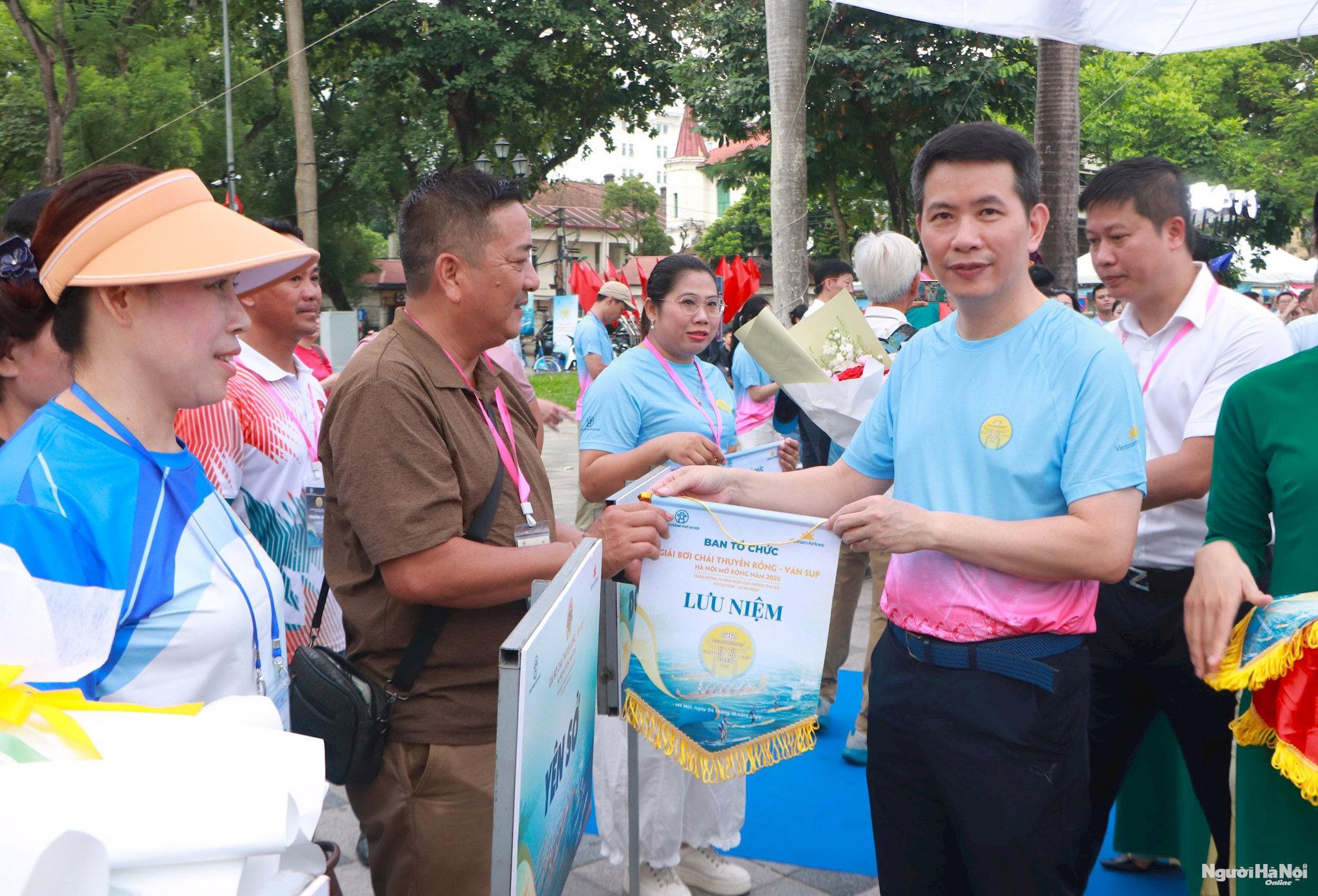 Các VĐV tranh tài sôi nổi ở Giải Bơi chải Thuyền rồng và Ván SUP Hà Nội- Ảnh 3. img_3907.jpg