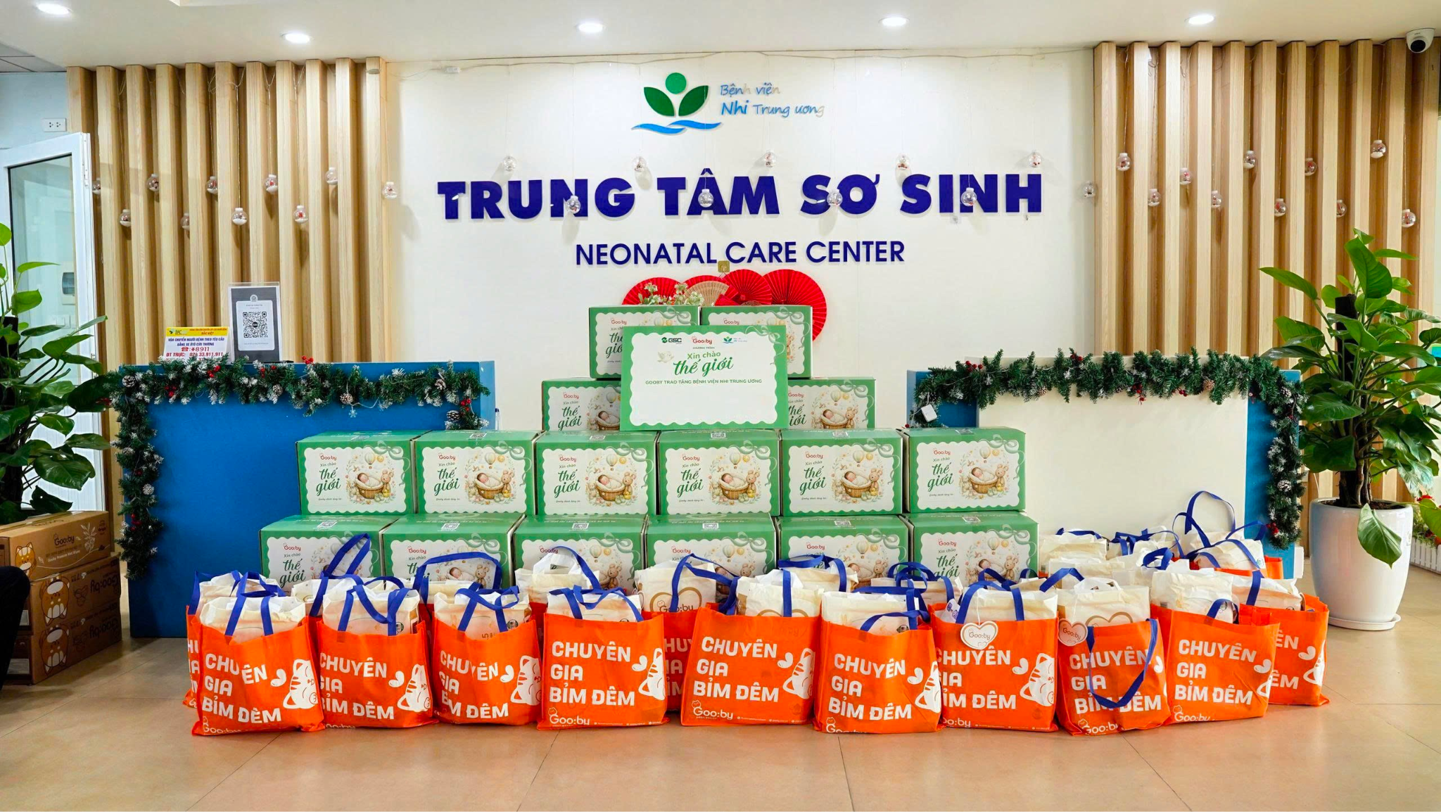 Gooby trao 70 phần qu&agrave; tới c&aacute;c gia đ&igrave;nh tại Bệnh viện Nhi Trung ương- Ảnh 4.