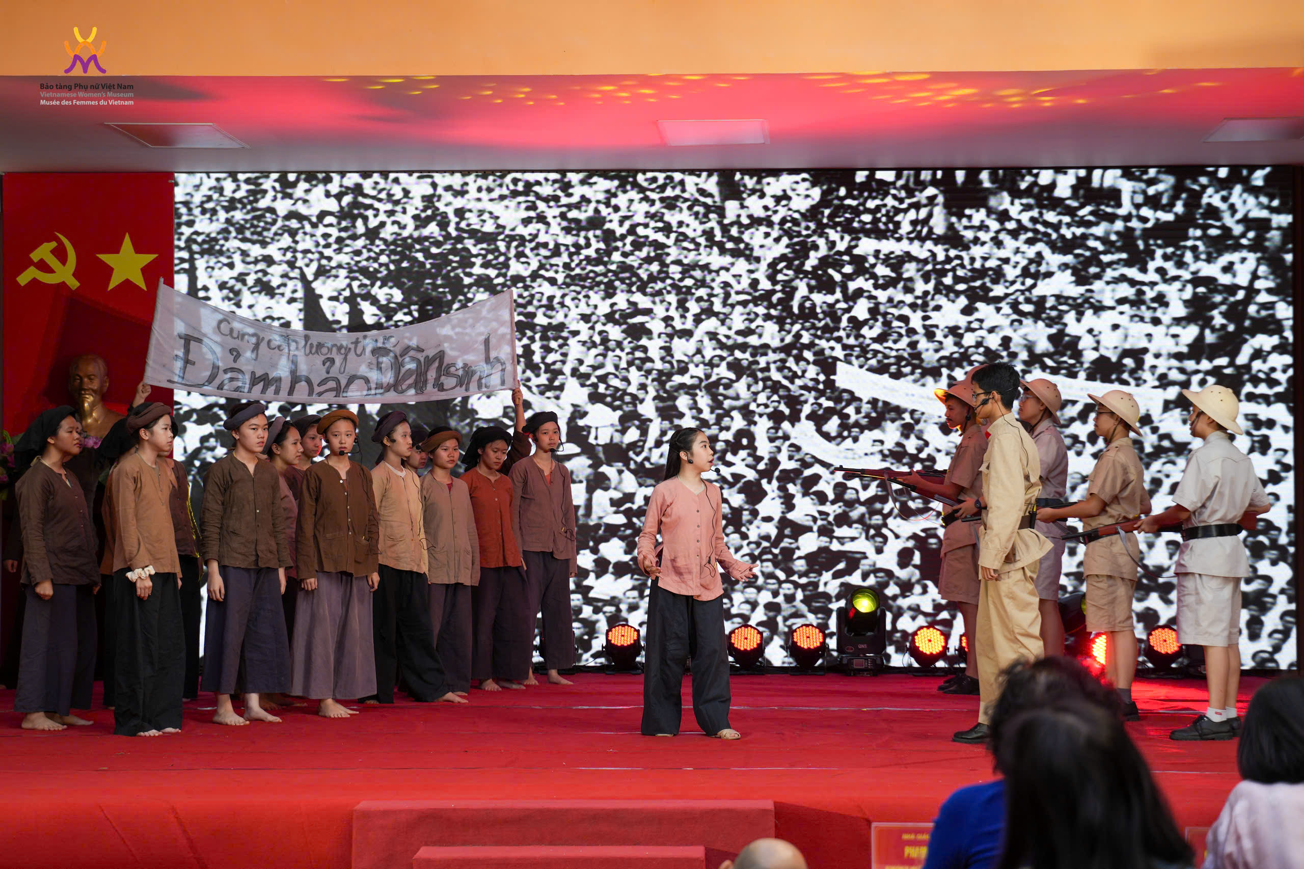 Triển lãm “Sen trong đá” giúp học sinh hiểu hơn ý chí kiên cường của những nữ tù chính trị xưa - Ảnh 6.
