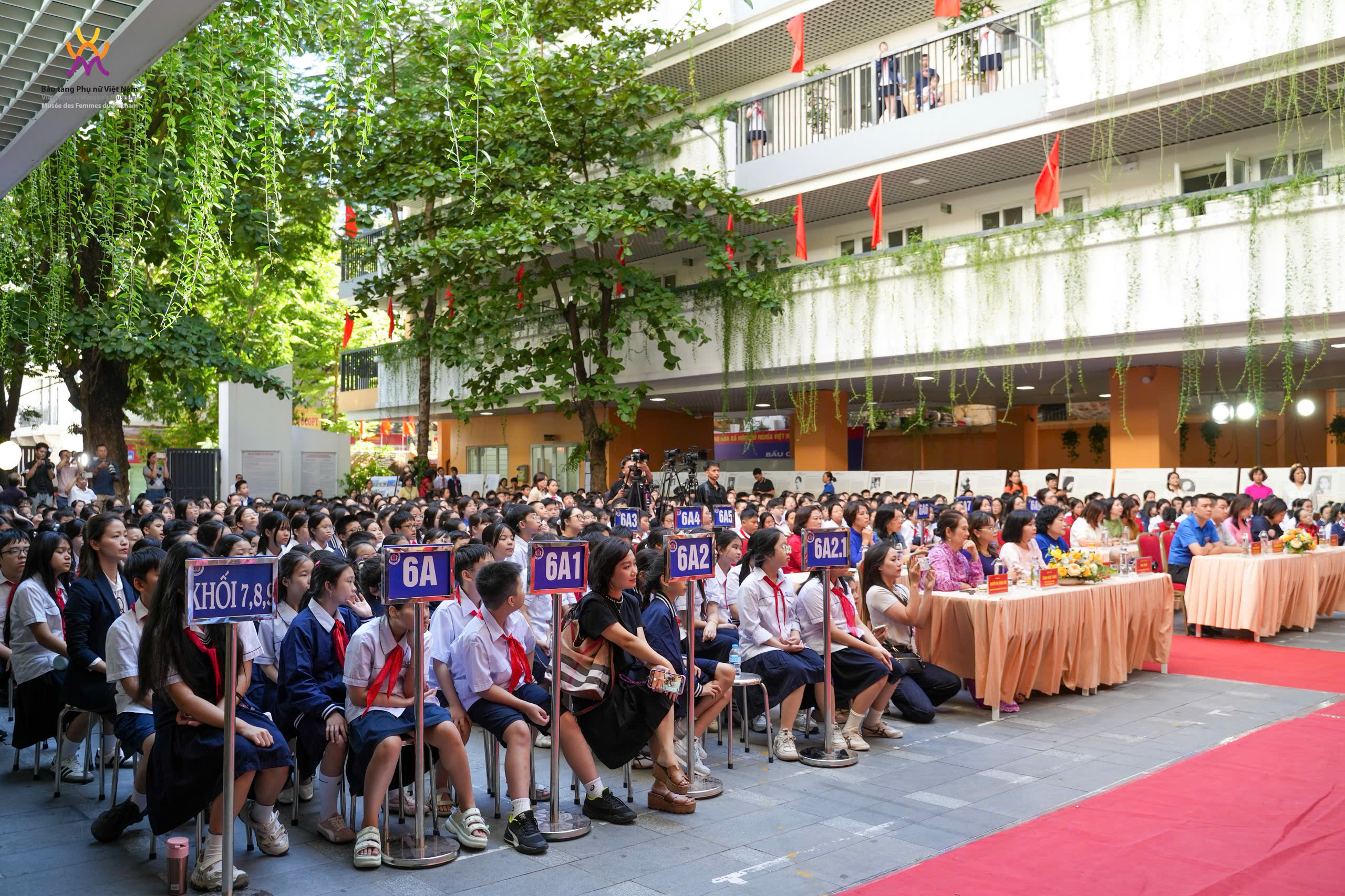 Triển lãm “Sen trong đá” giúp học sinh hiểu hơn ý chí kiên cường của những nữ tù chính trị xưa - Ảnh 3.
