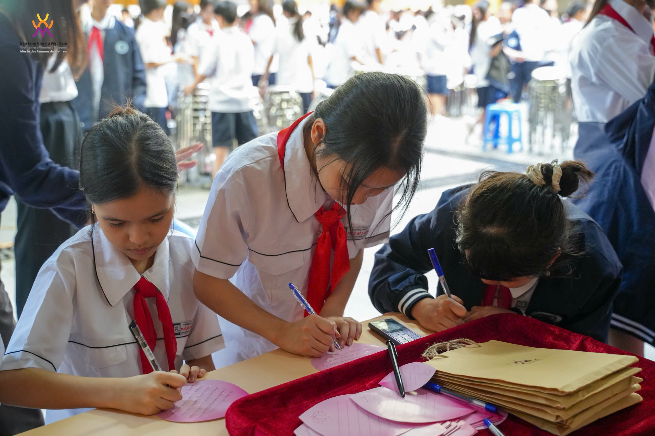 Triển lãm “Sen trong đá” giúp học sinh hiểu hơn ý chí kiên cường của những nữ tù chính trị xưa - Ảnh 8.