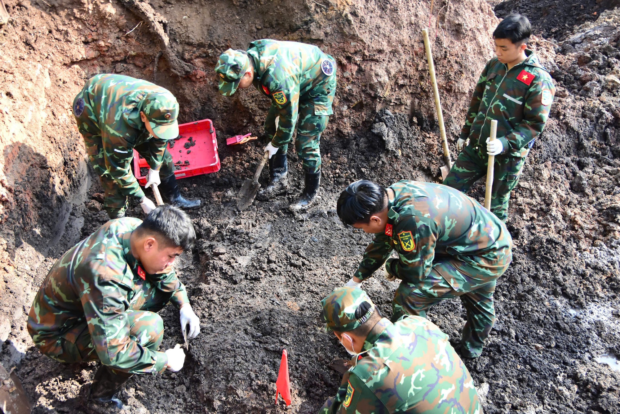Tổ chức truy điệu, an táng hài cốt liệt sĩ tìm kiếm tại Công viên Lê Thị Riêng- Ảnh 2.