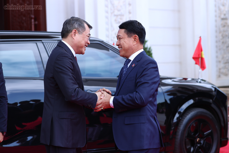Thủ tướng L&agrave;o Saleumxay Kommasith chủ tr&igrave; lễ đ&oacute;n ch&iacute;nh thức Thủ tướng L&ecirc; Minh Hưng - Ảnh 1.