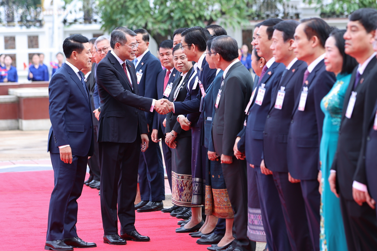 Thủ tướng L&agrave;o Saleumxay Kommasith chủ tr&igrave; lễ đ&oacute;n ch&iacute;nh thức Thủ tướng L&ecirc; Minh Hưng - Ảnh 4.