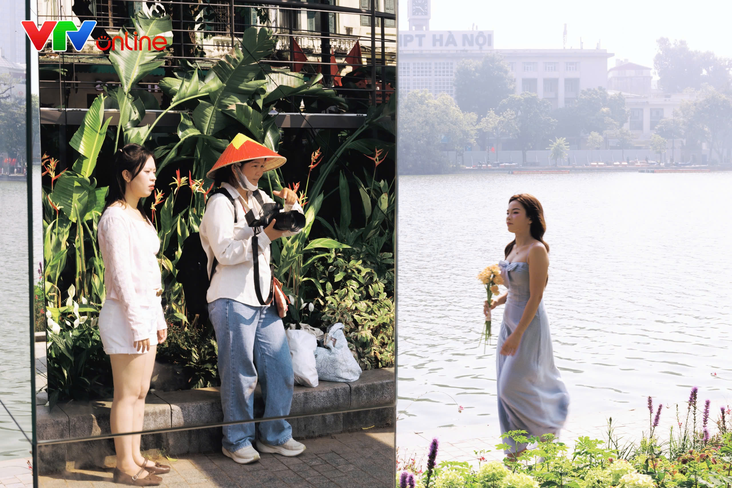 Không gian "Dải lụa ký ức" bên hồ Hoàn Kiếm thu hút người dân, du khách - Ảnh 8.