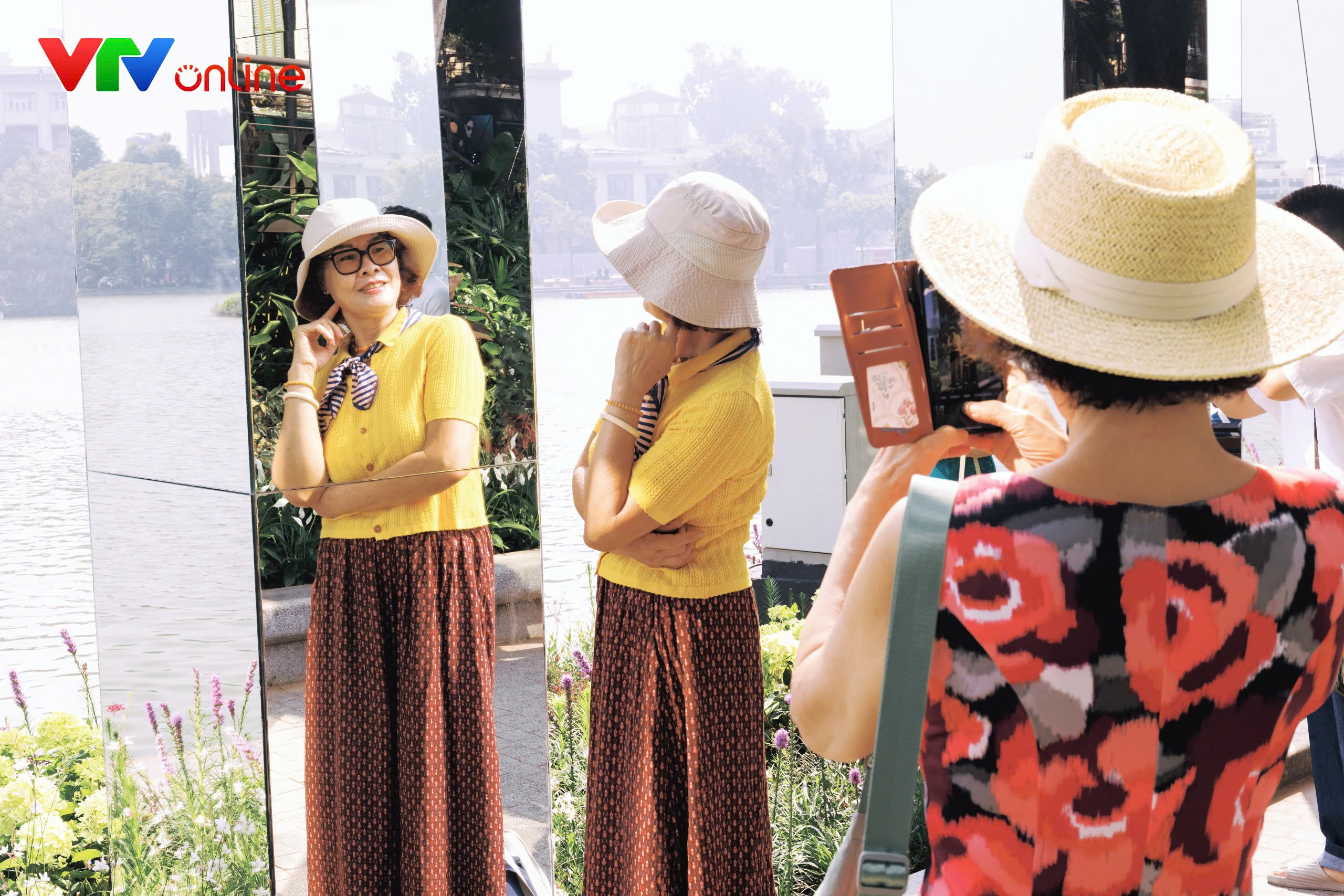 Không gian "Dải lụa ký ức" bên hồ Hoàn Kiếm thu hút người dân, du khách - Ảnh 10.