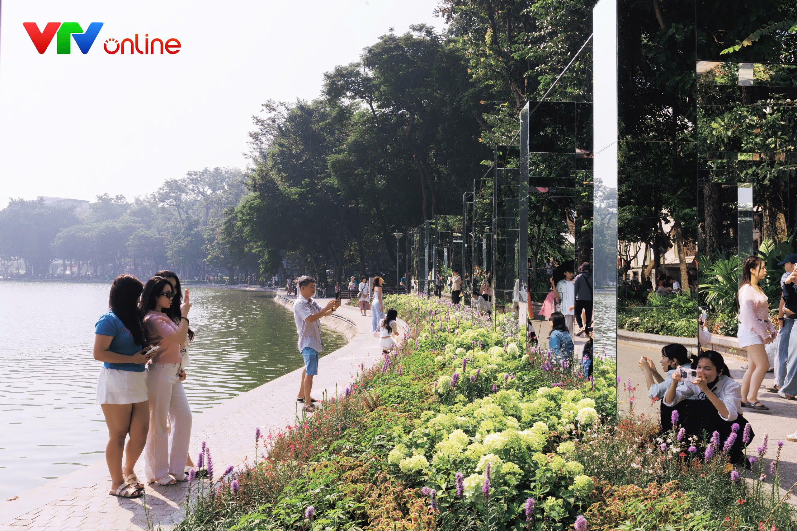Không gian "Dải lụa ký ức" bên hồ Hoàn Kiếm thu hút người dân, du khách - Ảnh 9.
