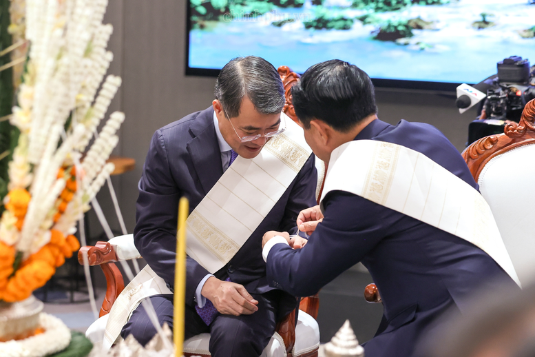Thủ tướng L&ecirc; Minh Hưng dự lễ buộc chỉ cổ tay truyền thống của L&agrave;o - Ảnh 2.