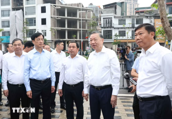 Tổng B&iacute; thư, Chủ tịch nước kiểm tra tiến độ c&ocirc;ng tr&igrave;nh giao th&ocirc;ng trọng điểm ở H&agrave; Nội - Ảnh 1.