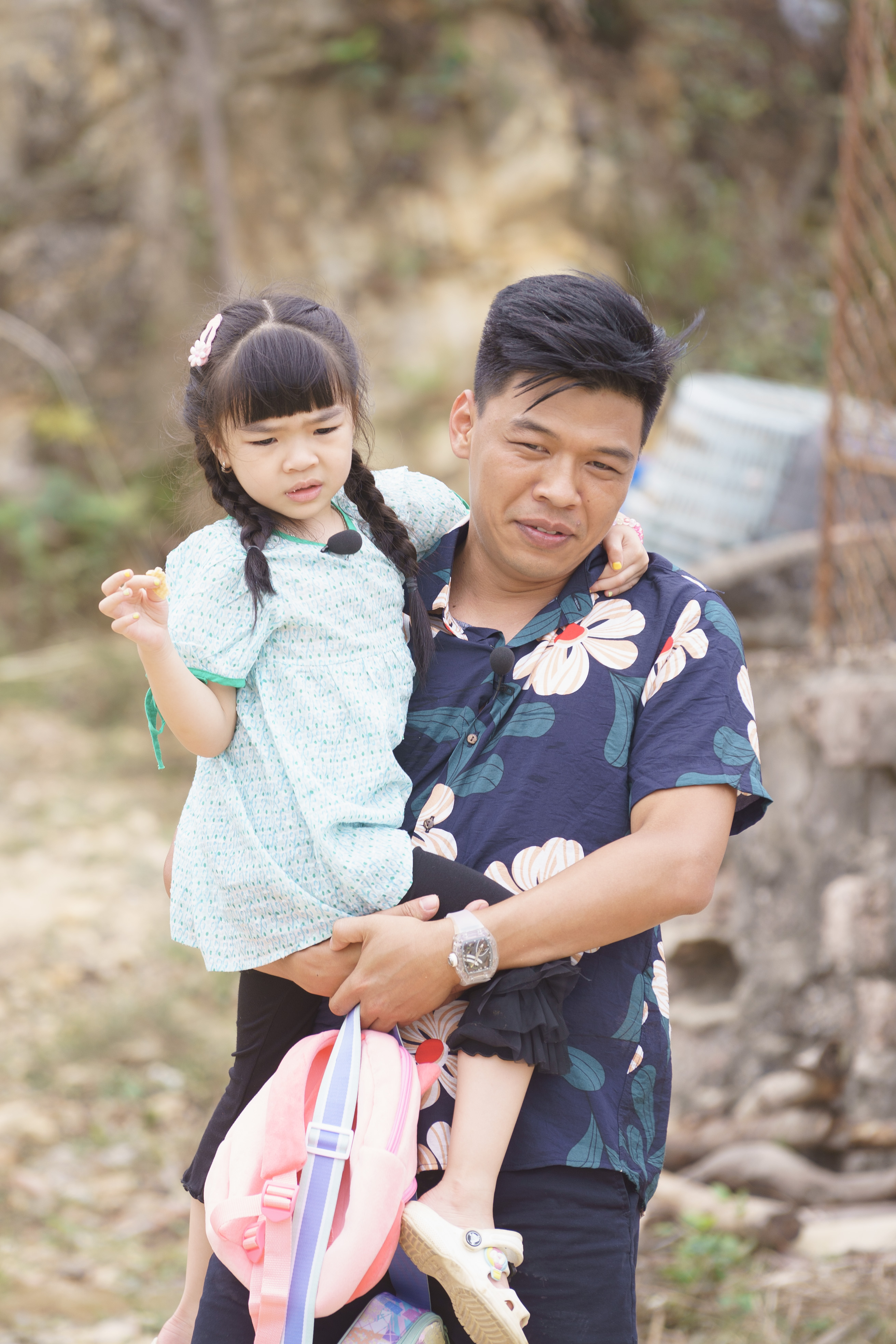 Bố ơi m&igrave;nh đi đ&acirc;u thế: Mưa gi&oacute; quật đổ s&acirc;n khấu, người d&acirc;n vẫn n&aacute;n lại hỗ trợ ghi h&igrave;nh- Ảnh 6.
