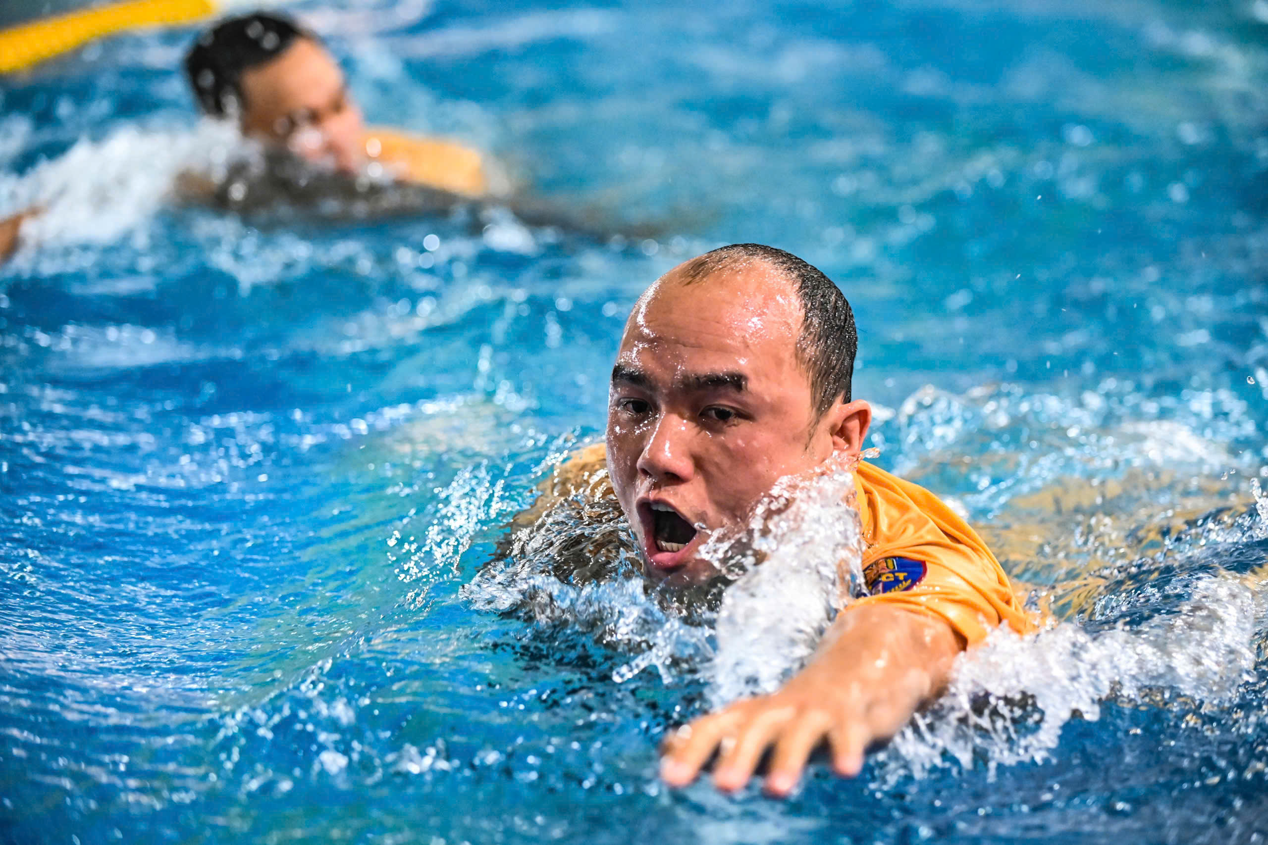 CSGT Hà Nội rèn kỹ năng bơi cứu hộ, sẵn sàng ứng phó tình huống khẩn cấp - Ảnh 5.