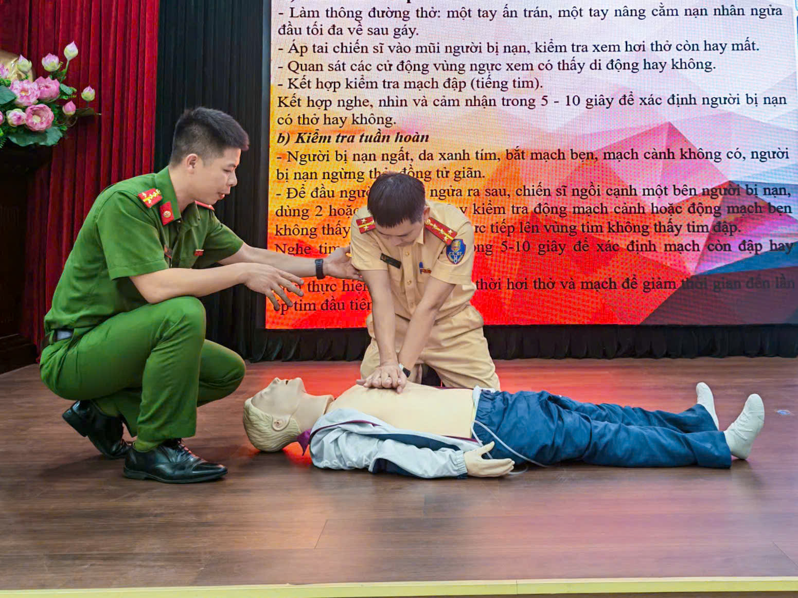CSGT Hà Nội rèn kỹ năng bơi cứu hộ, sẵn sàng ứng phó tình huống khẩn cấp - Ảnh 3.