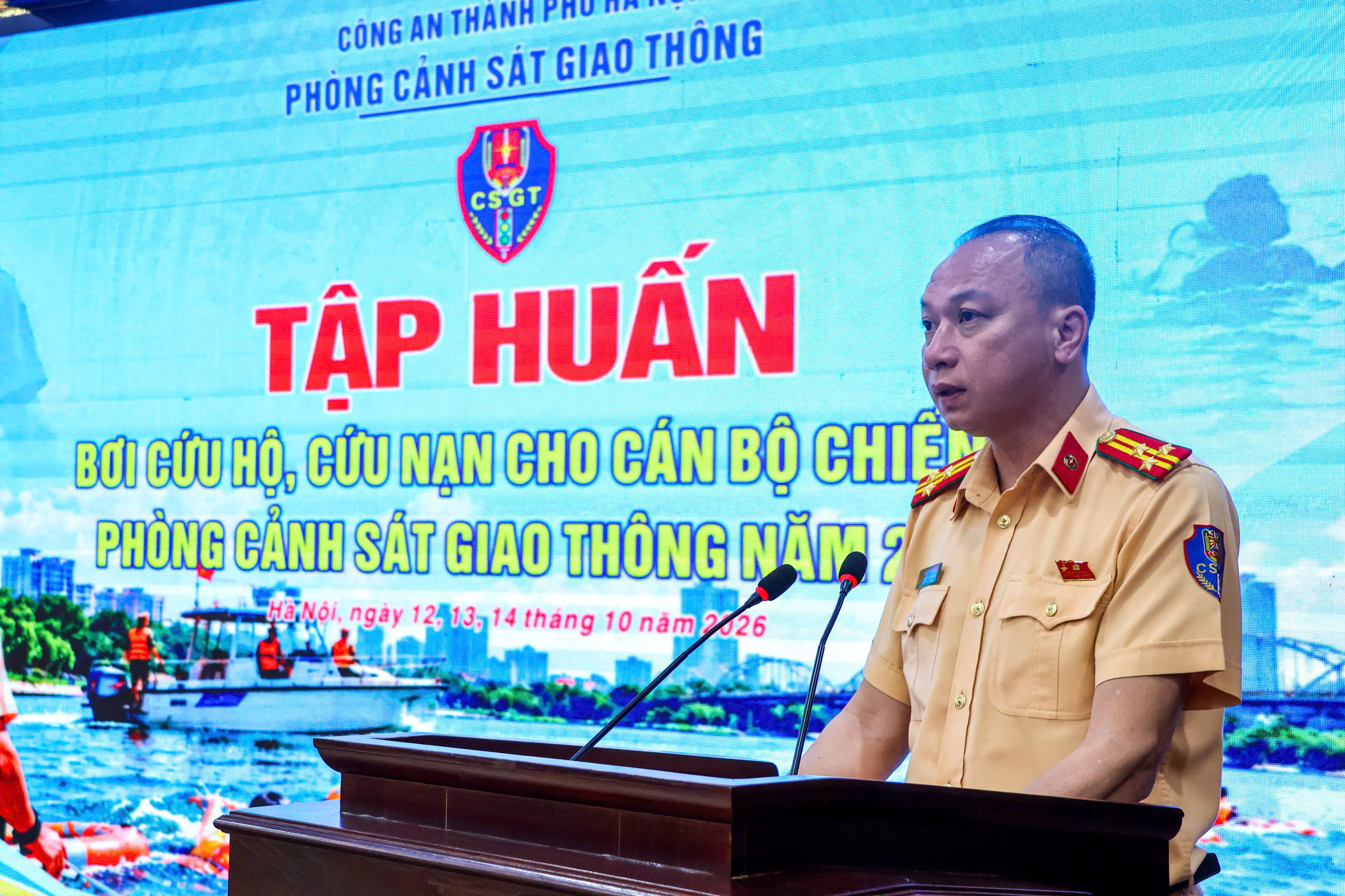 CSGT Hà Nội rèn kỹ năng bơi cứu hộ, sẵn sàng ứng phó tình huống khẩn cấp - Ảnh 1.