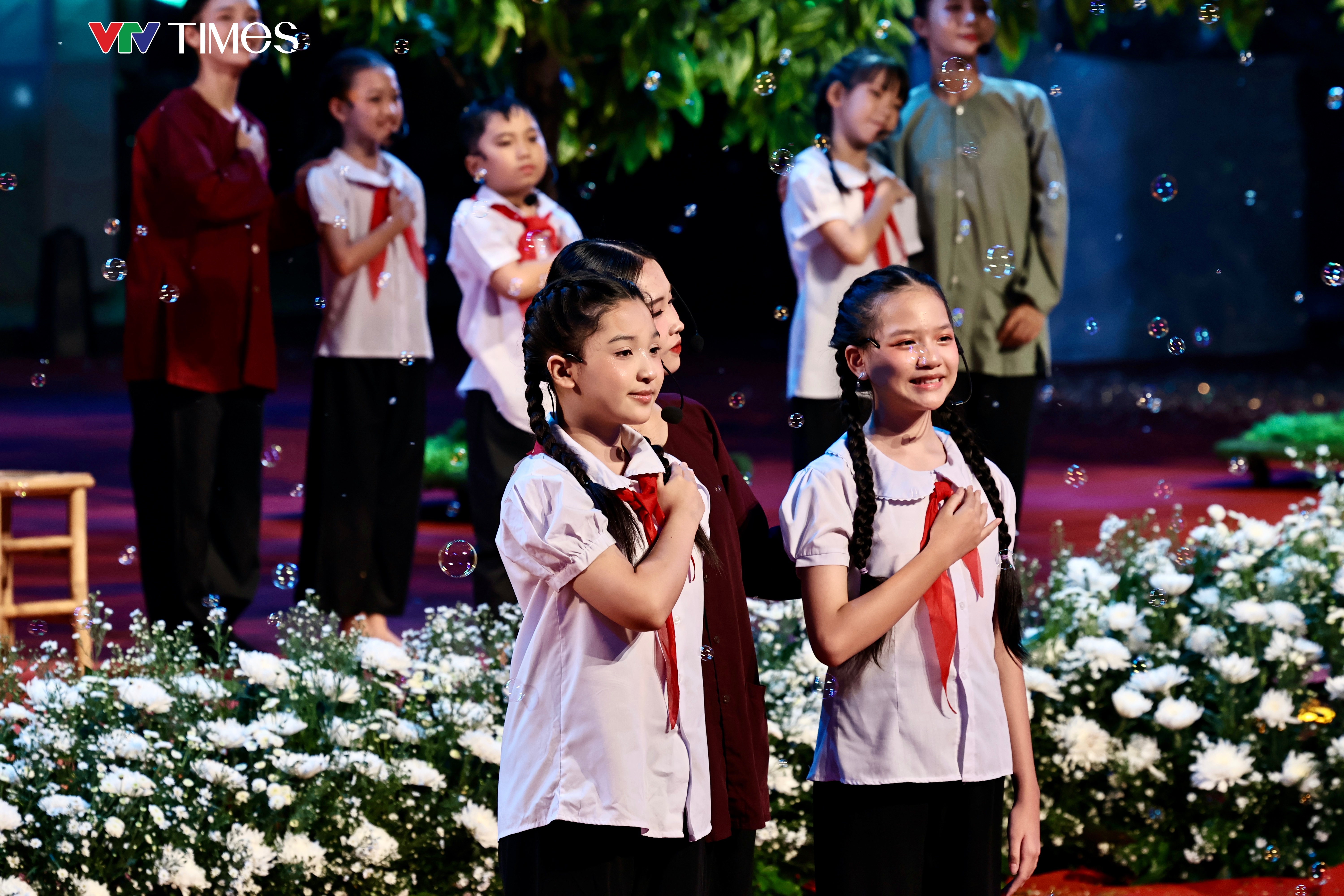Lắng đọng đêm nghệ thuật tri ân những người lính nằm lại vì Tổ quốc - Ảnh 11.