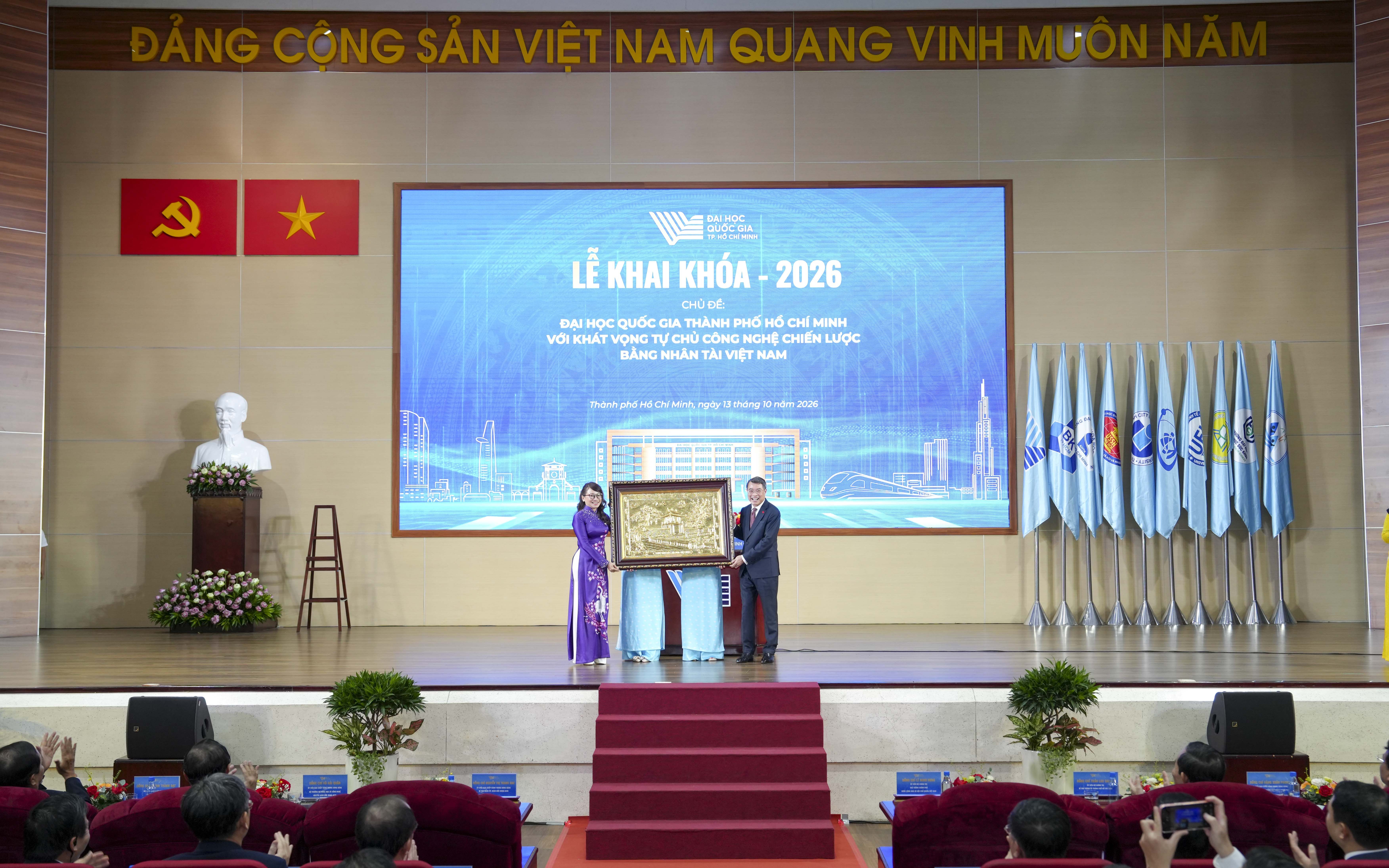 Đại học Quốc gia TP Hồ Ch&iacute; Minh khen thưởng c&aacute;c tập thể, c&aacute; nh&acirc;n tham gia &ldquo;Chiến dịch 500 ng&agrave;y đ&ecirc;m" - Ảnh 1.