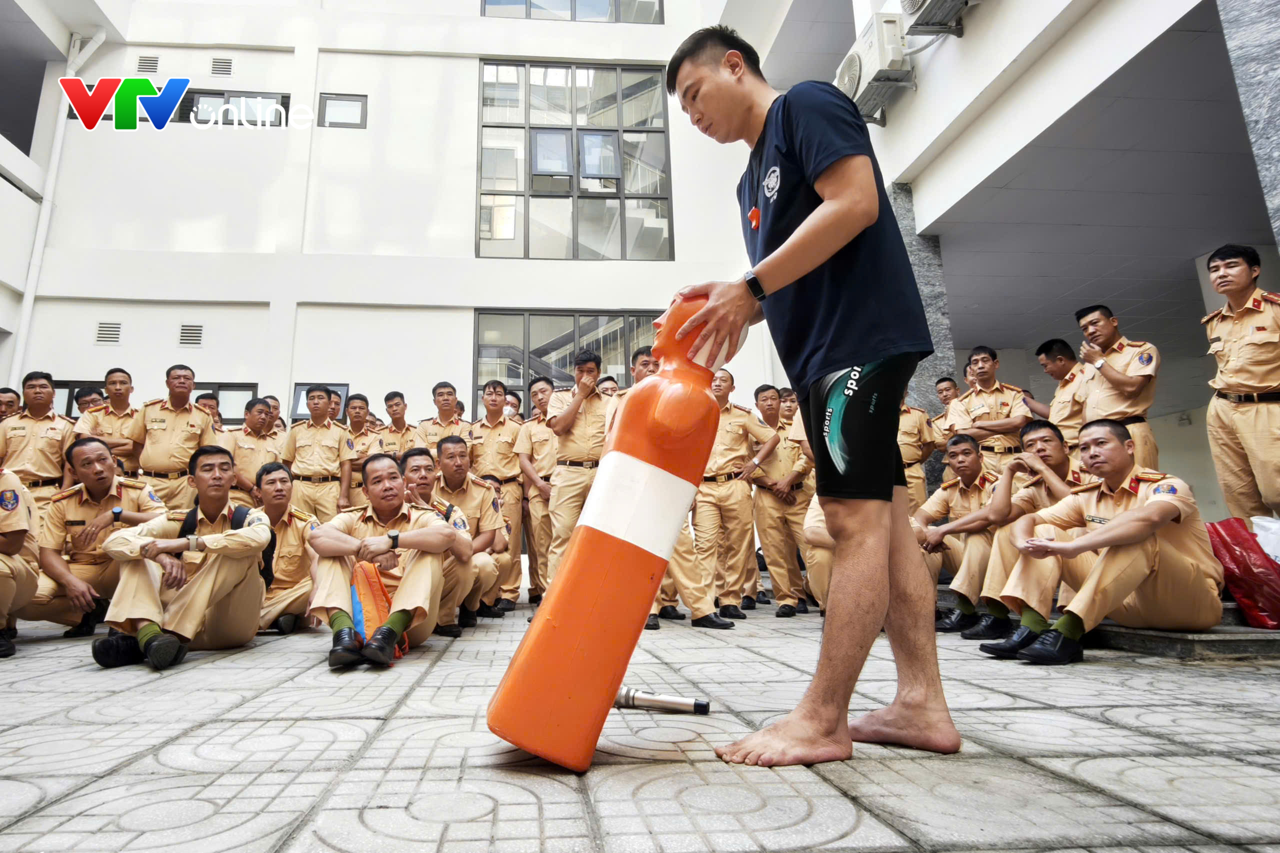 CSGT Hà Nội rèn kỹ năng bơi cứu hộ, sẵn sàng ứng phó tình huống khẩn cấp - Ảnh 4.