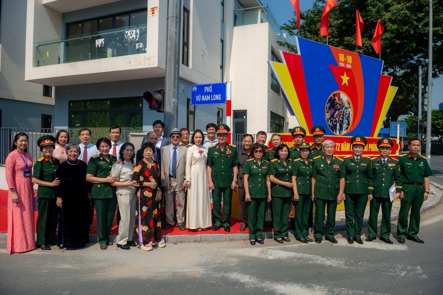 Hà Nội gắn biển phố Vũ Nam Long- Ảnh 6.