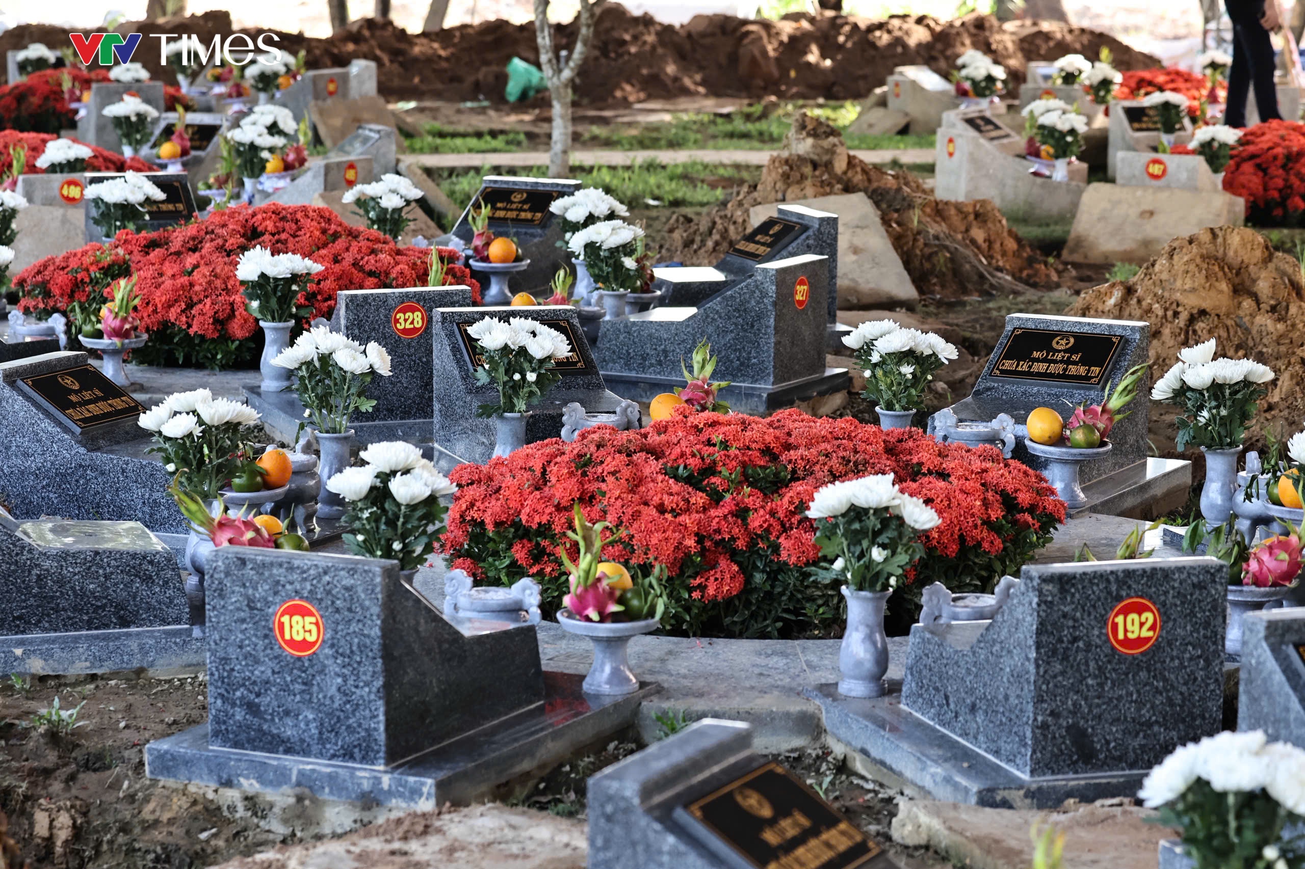 Nước mắt ngày đón các liệt sĩ trở về: “Lỡ như, chỉ lỡ như thôi...đó là ba tôi” - Ảnh 18.
