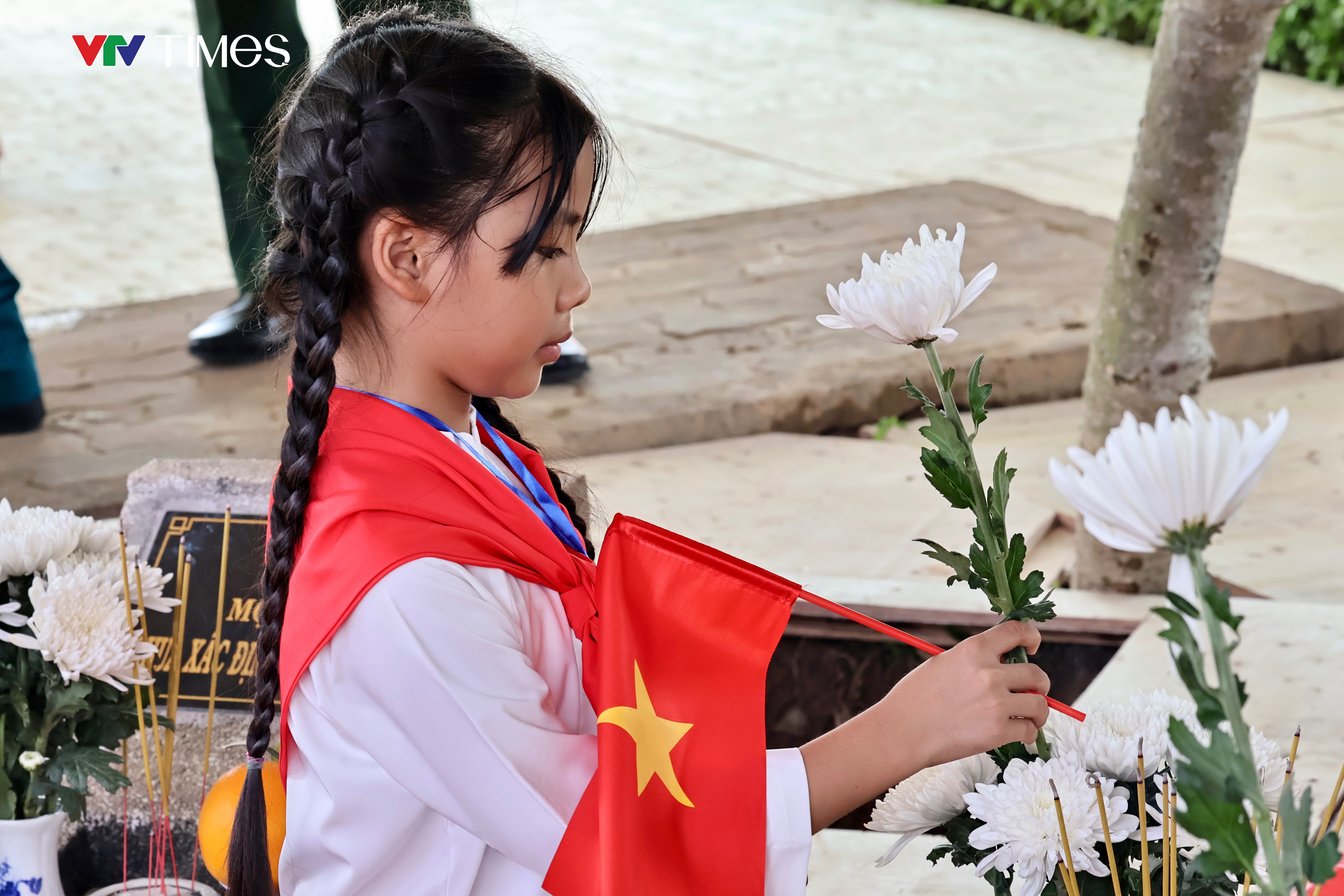 Nước mắt ngày đón các liệt sĩ trở về: “Lỡ như, chỉ lỡ như thôi...đó là ba tôi” - Ảnh 16.