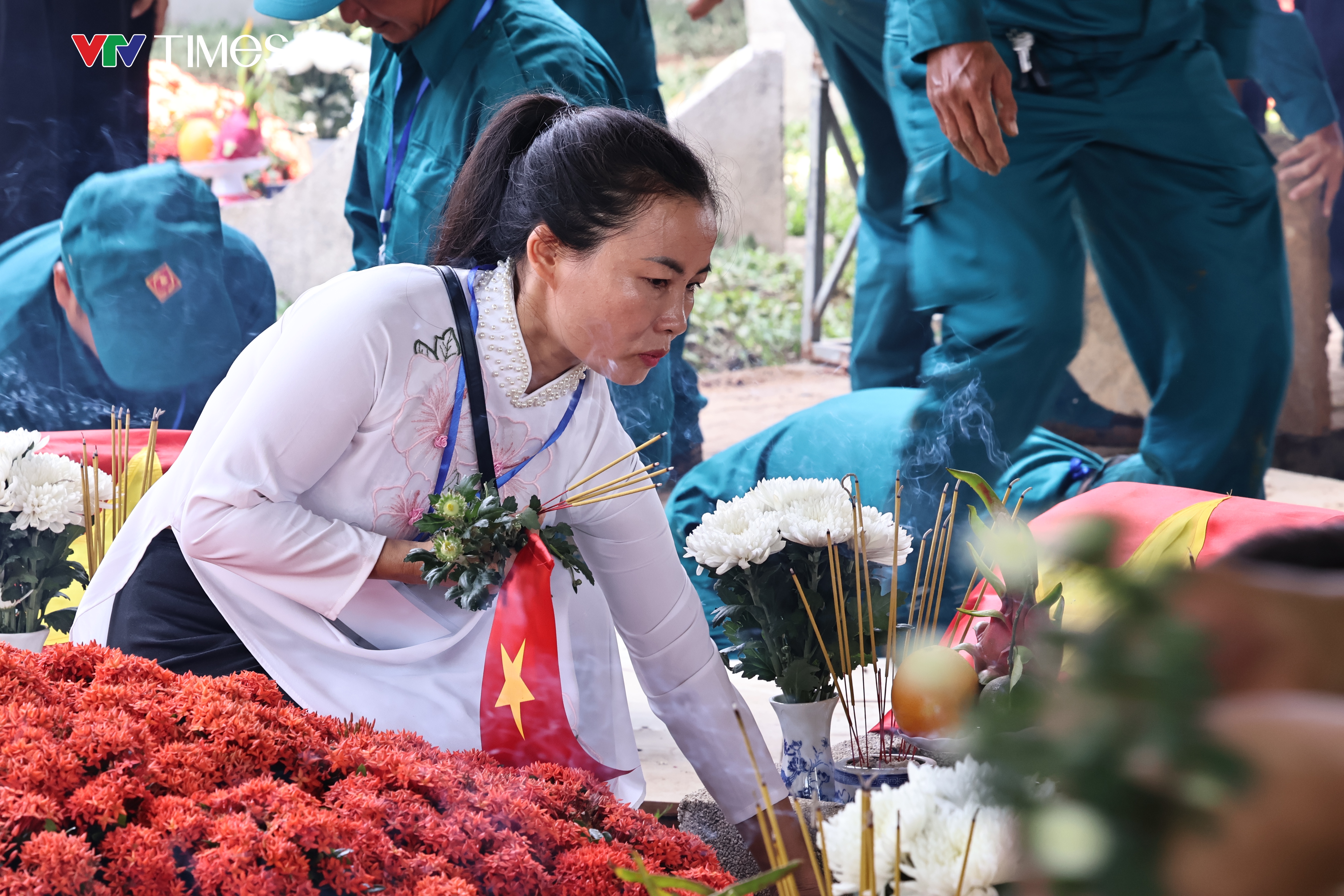 Nước mắt ngày đón các liệt sĩ trở về: “Lỡ như, chỉ lỡ như thôi...đó là ba tôi” - Ảnh 15.