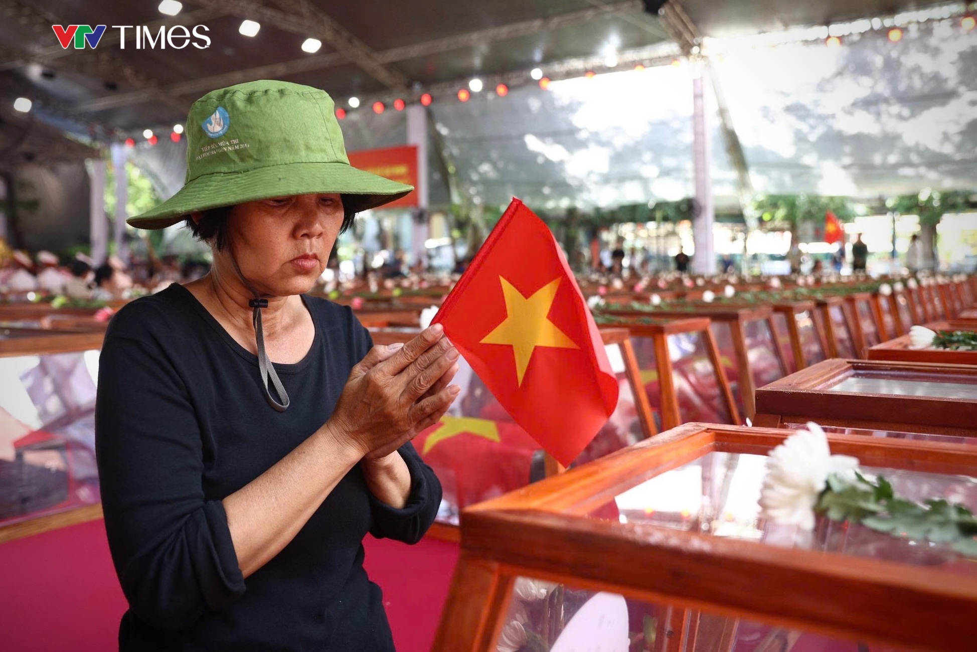 Nước mắt ngày đón các liệt sĩ trở về: “Lỡ như, chỉ lỡ như thôi...đó là ba tôi” - Ảnh 1.