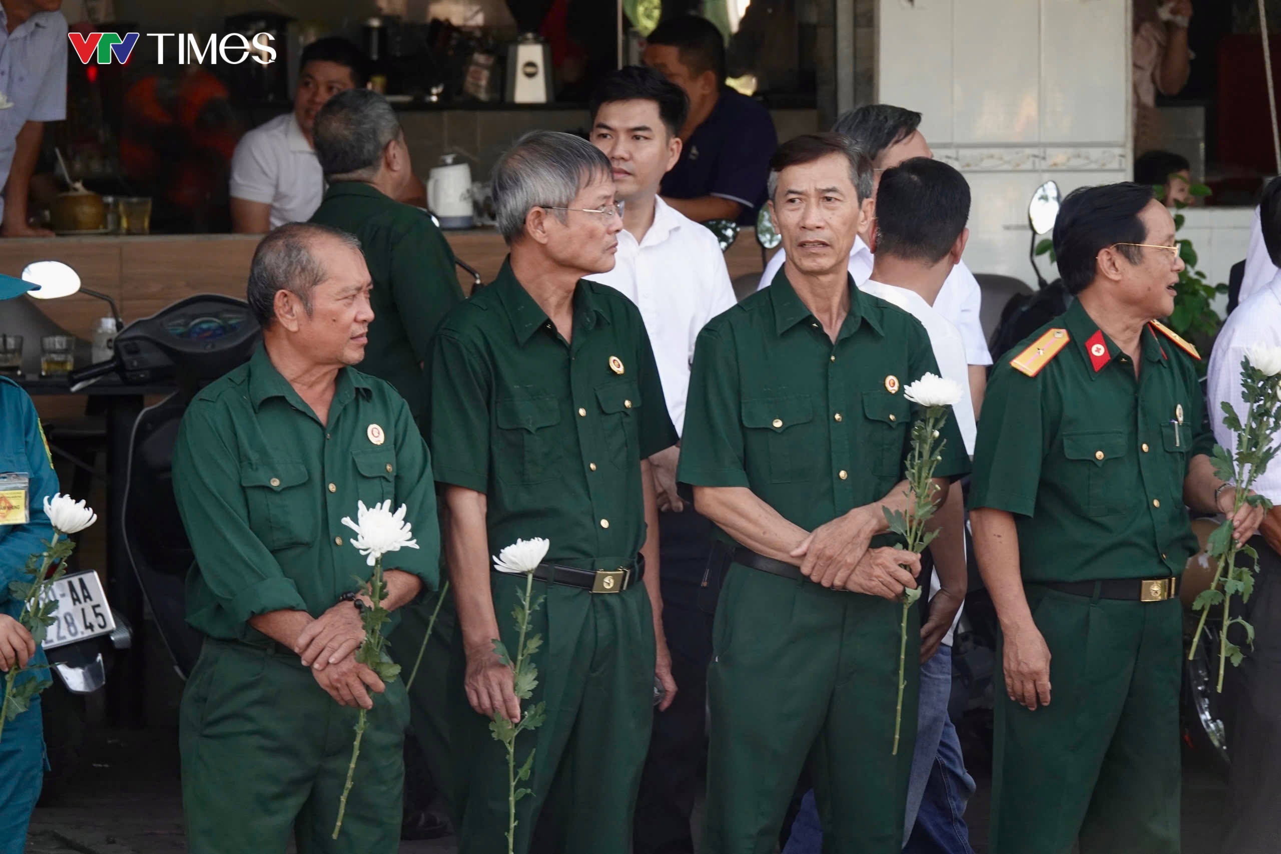 Nước mắt ngày đón các liệt sĩ trở về: “Lỡ như, chỉ lỡ như thôi...đó là ba tôi” - Ảnh 7.