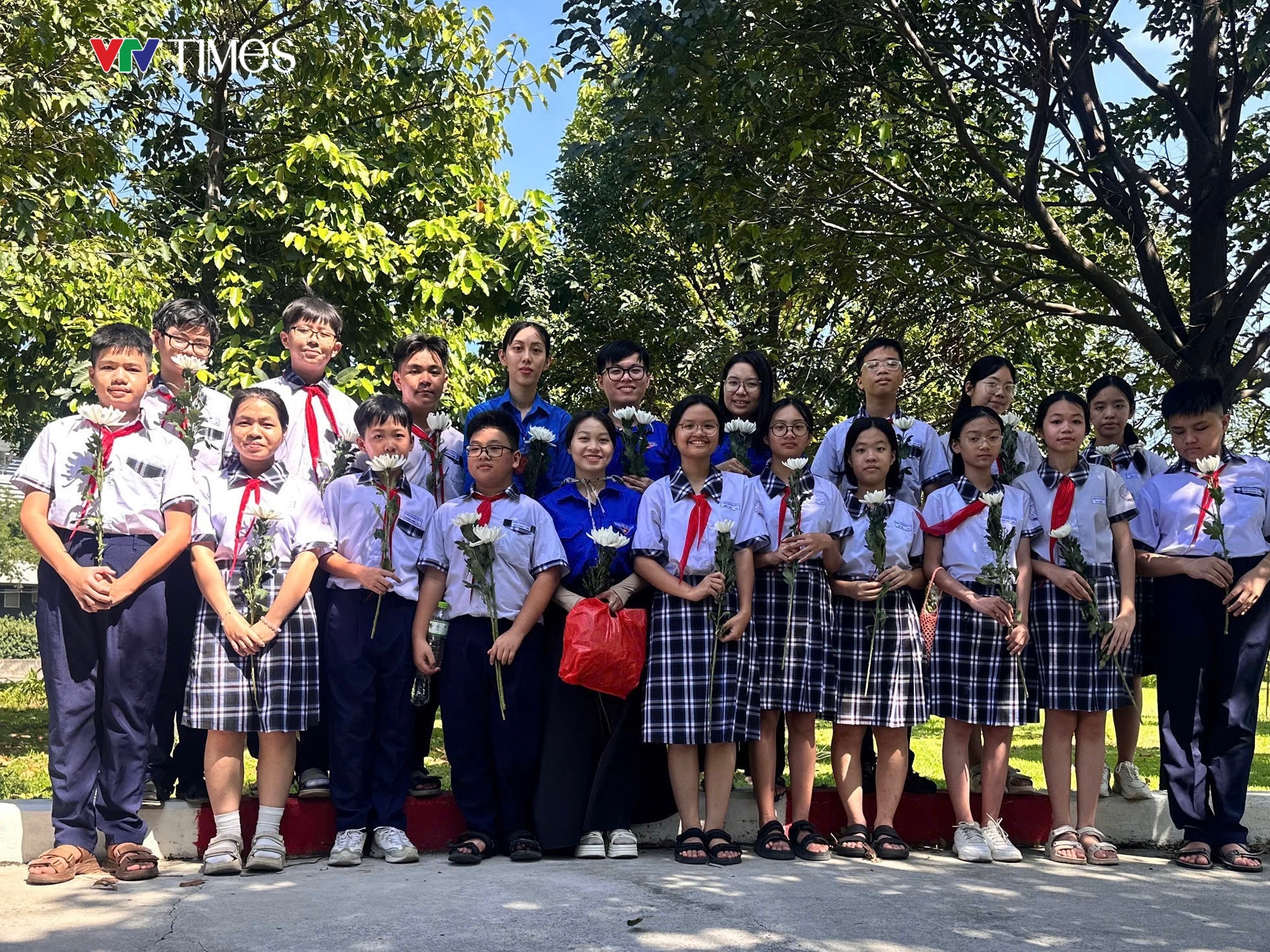 Nước mắt ngày đón các liệt sĩ trở về: “Lỡ như, chỉ lỡ như thôi...đó là ba tôi” - Ảnh 3.
