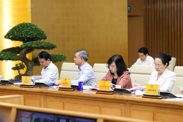 Thủ tướng: Ưu ti&ecirc;n nguồn lực cho những nhiệm vụ thiết yếu t&aacute;c động trực tiếp đến đời sống người d&acirc;n - Ảnh 10.