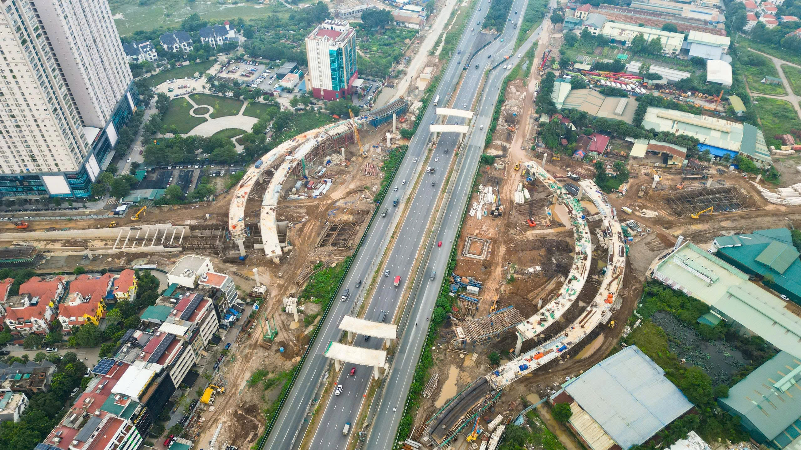 Nhiều dự án giao thông trọng điểm chậm tiến độ - Ảnh 1.