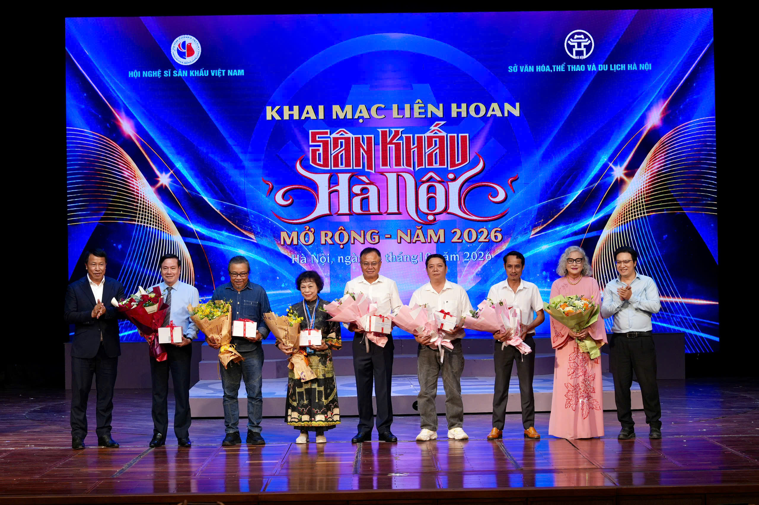 Liên hoan Sân khấu Hà Nội mở rộng năm 2026 khai mạc, khán giả xếp hàng để nhận vé - Ảnh 4.