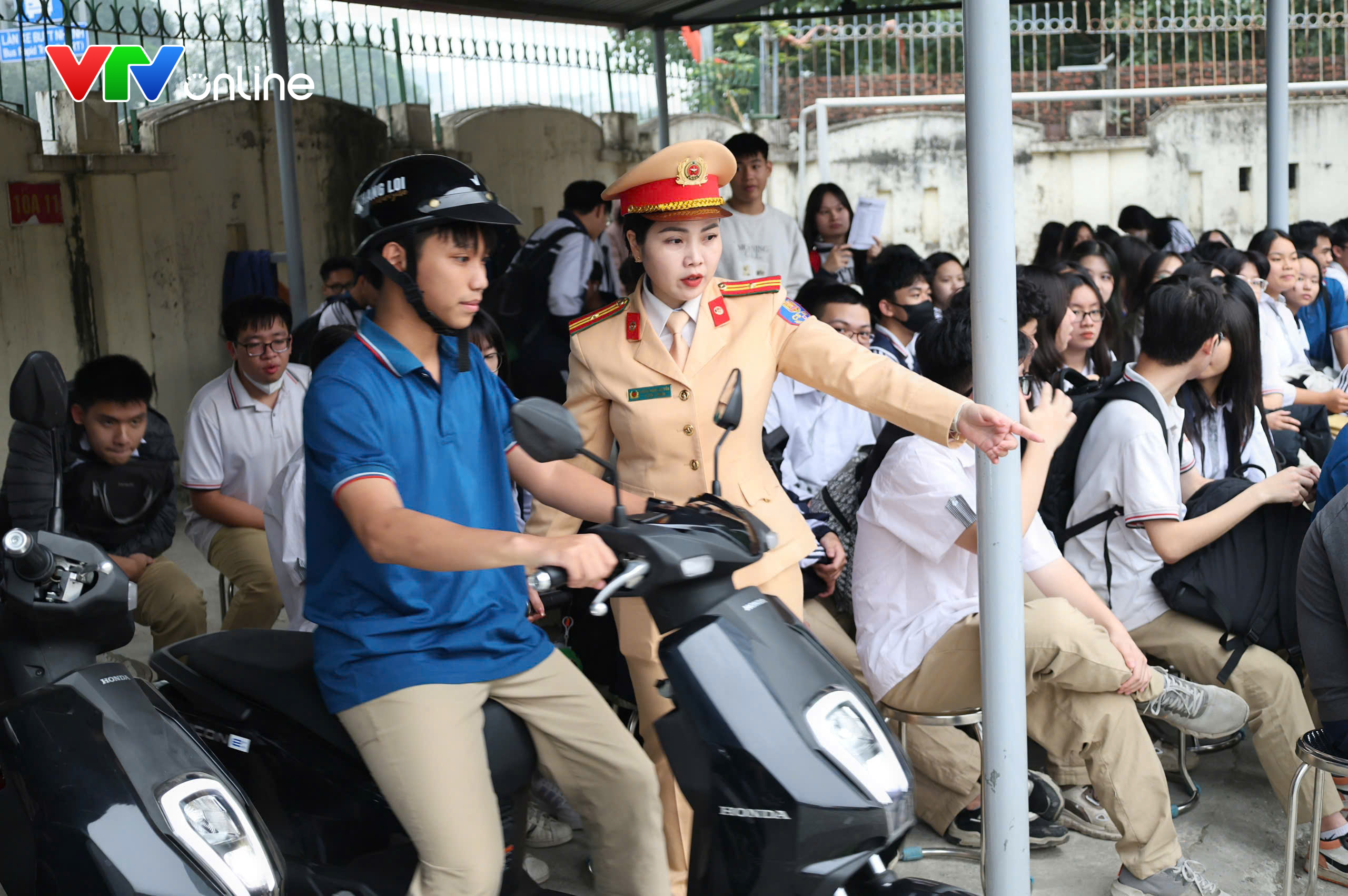 Chuyện về nữ CSGT ngày ngày đứng lớp, mang bài học an toàn đến với học sinh - Ảnh 4.