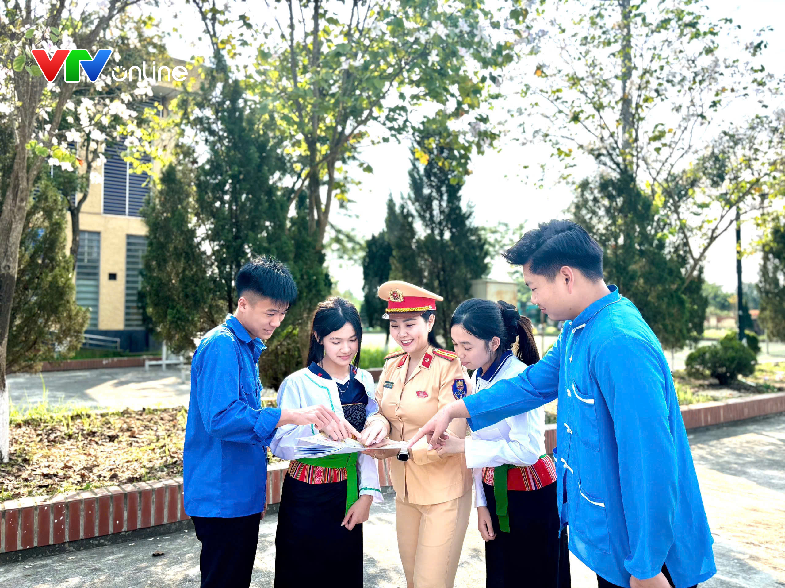 Chuyện về nữ CSGT ngày ngày đứng lớp, mang bài học an toàn đến với học sinh - Ảnh 6.
