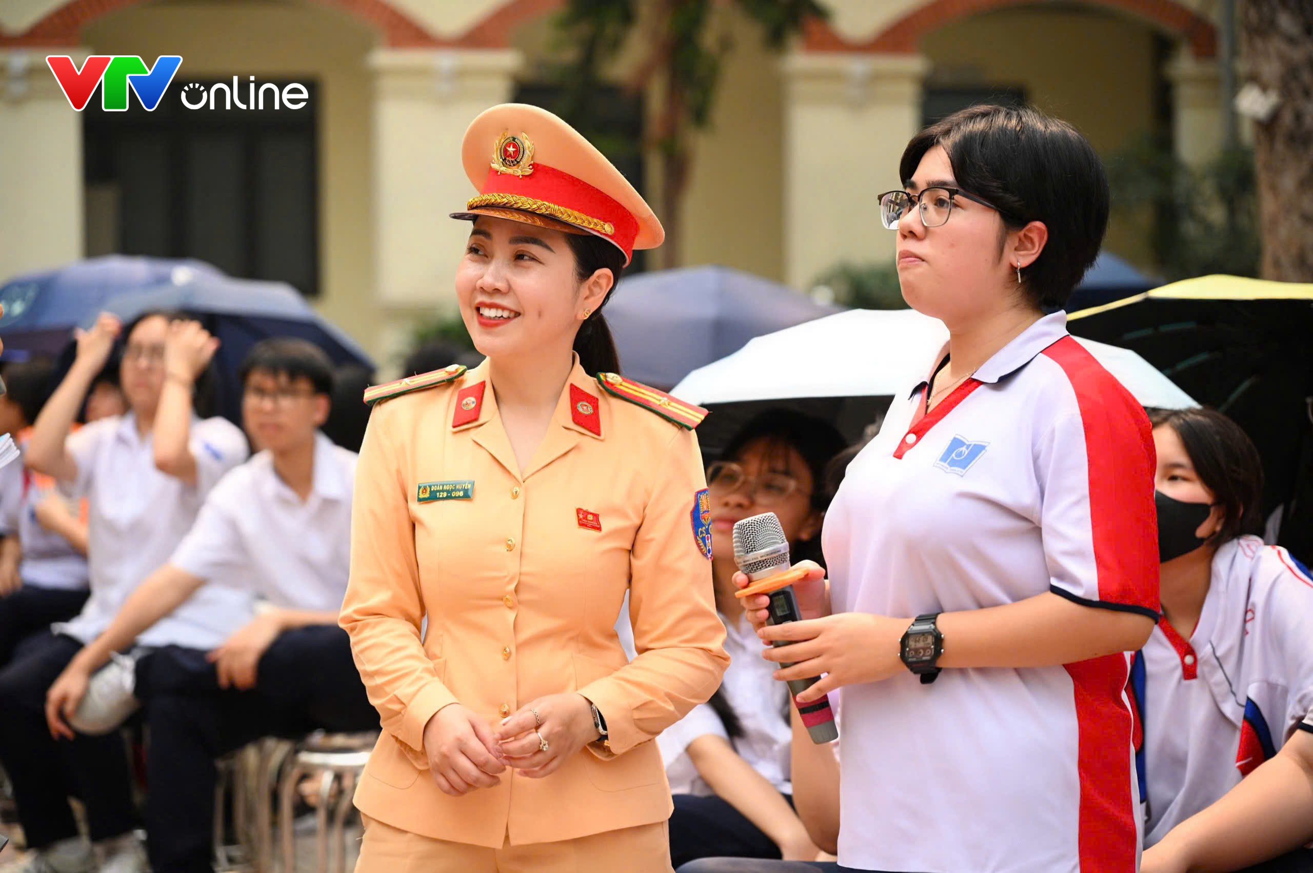 Chuyện về nữ CSGT ngày ngày đứng lớp, mang bài học an toàn đến với học sinh - Ảnh 1.