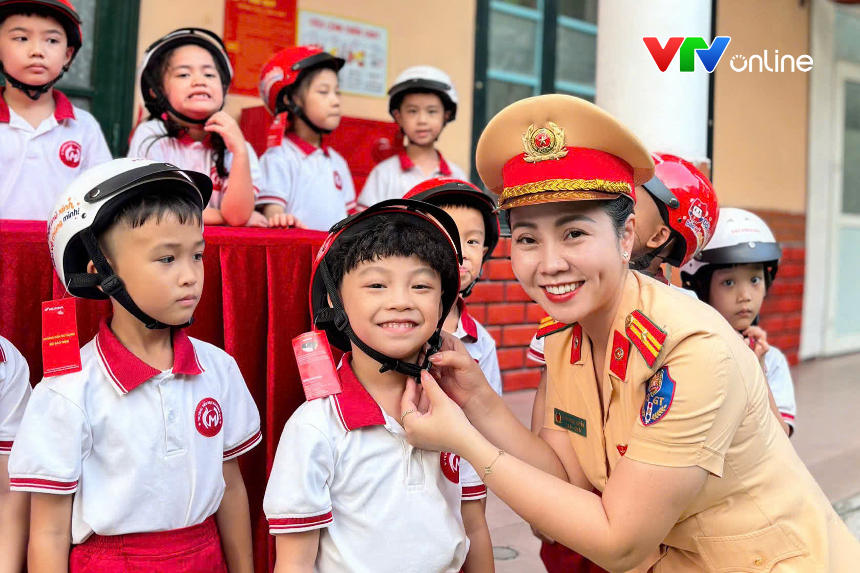 Chuyện về nữ CSGT ngày ngày đứng lớp, mang bài học an toàn đến với học sinh - Ảnh 9.