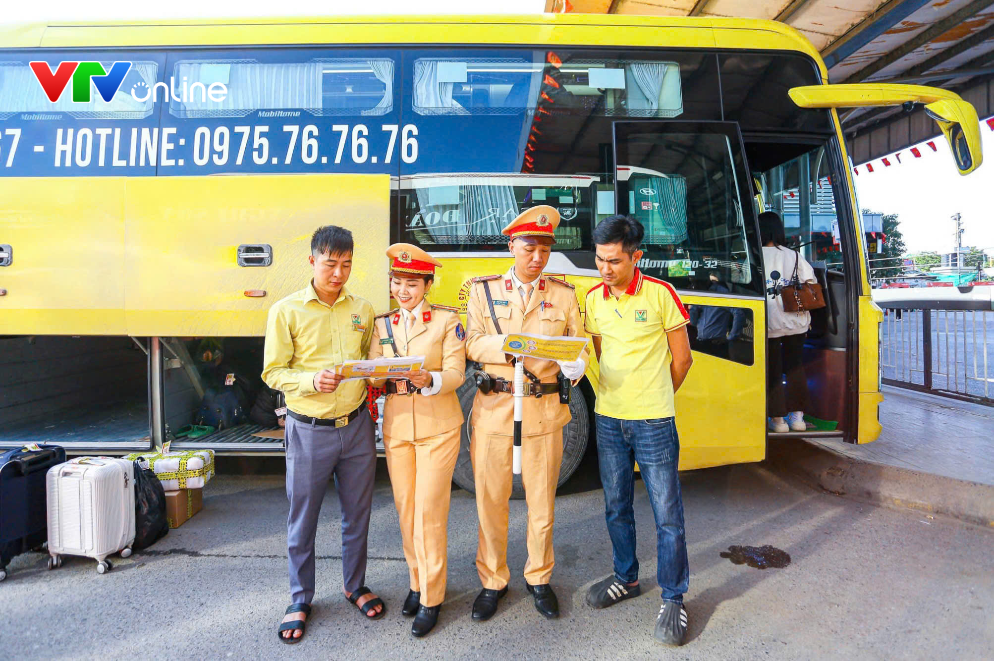 Chuyện về nữ CSGT ngày ngày đứng lớp, mang bài học an toàn đến với học sinh - Ảnh 7.