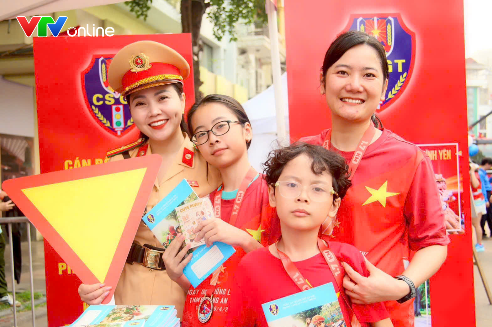 Chuyện về nữ CSGT ngày ngày đứng lớp, mang bài học an toàn đến với học sinh - Ảnh 8.